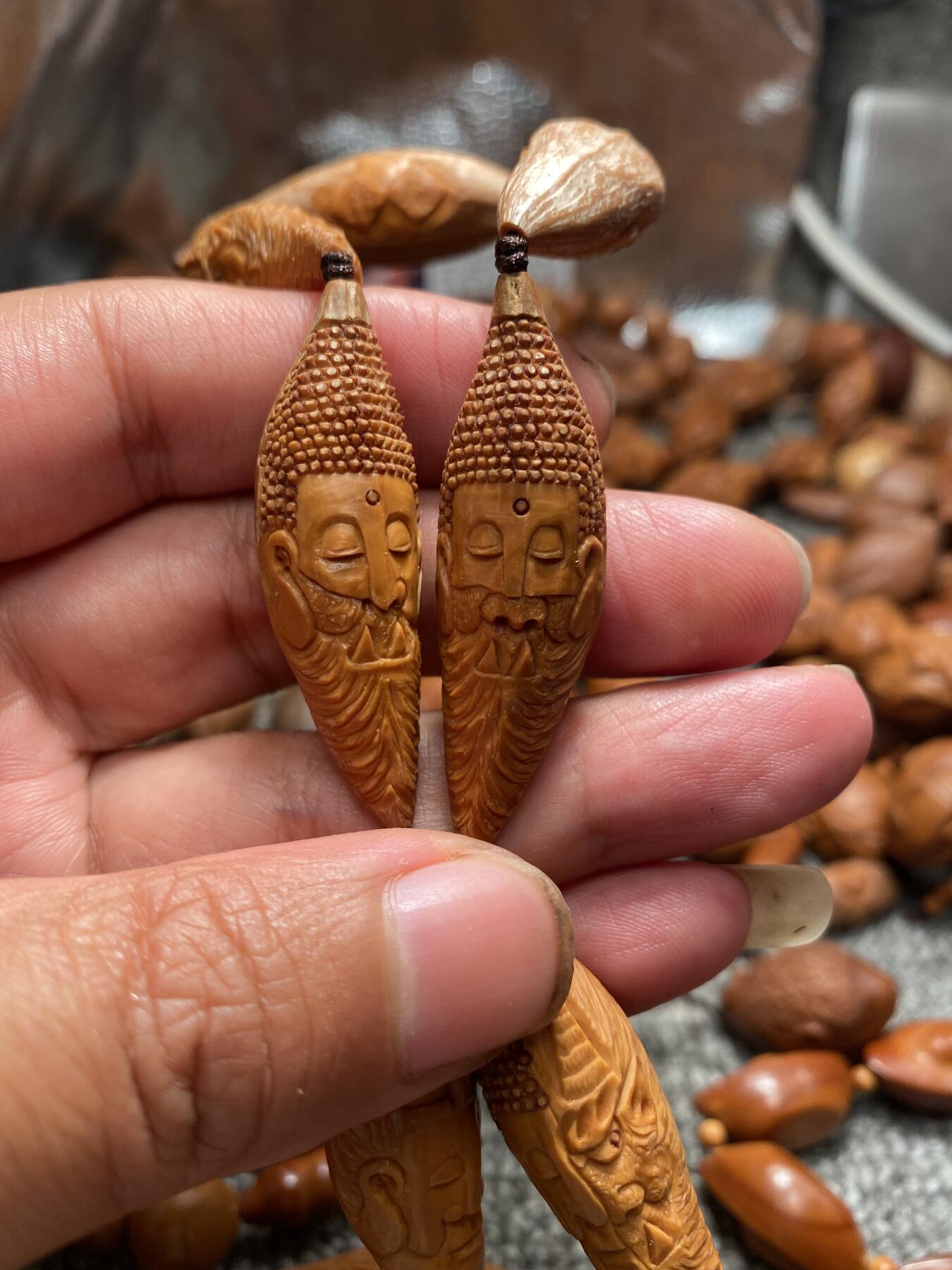 苏工核雕放漏价纯手工 福利苏工核雕，纯手工超长柳叶一念之间长串脖挂，传统老苏工作品个性立体非市场通货，尺寸1。5x4。8喜欢的来