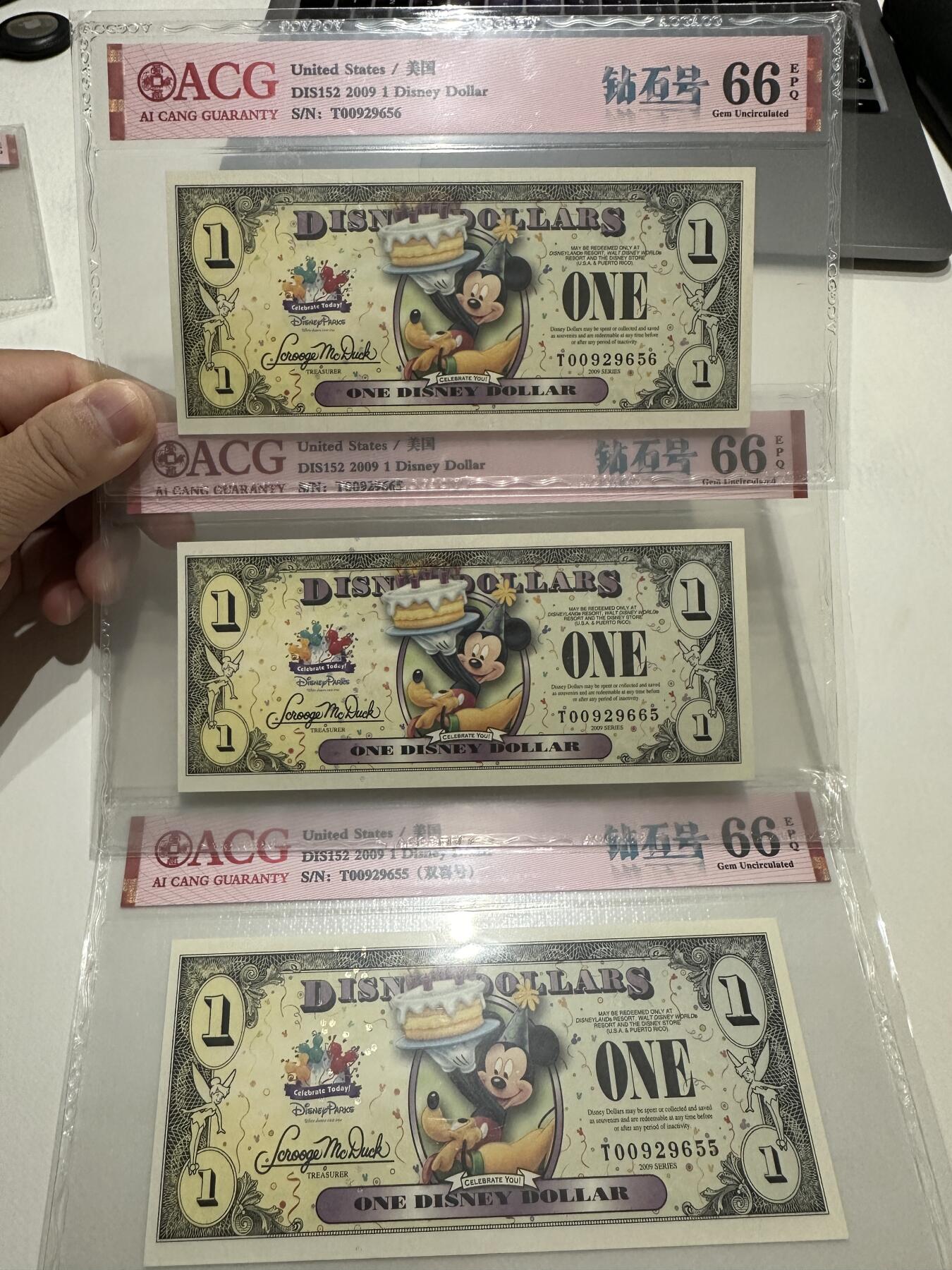 《外钞收藏家》第三百八十三期 2009年迪斯尼纸币1元 3张一起 靓号 爱藏评级
