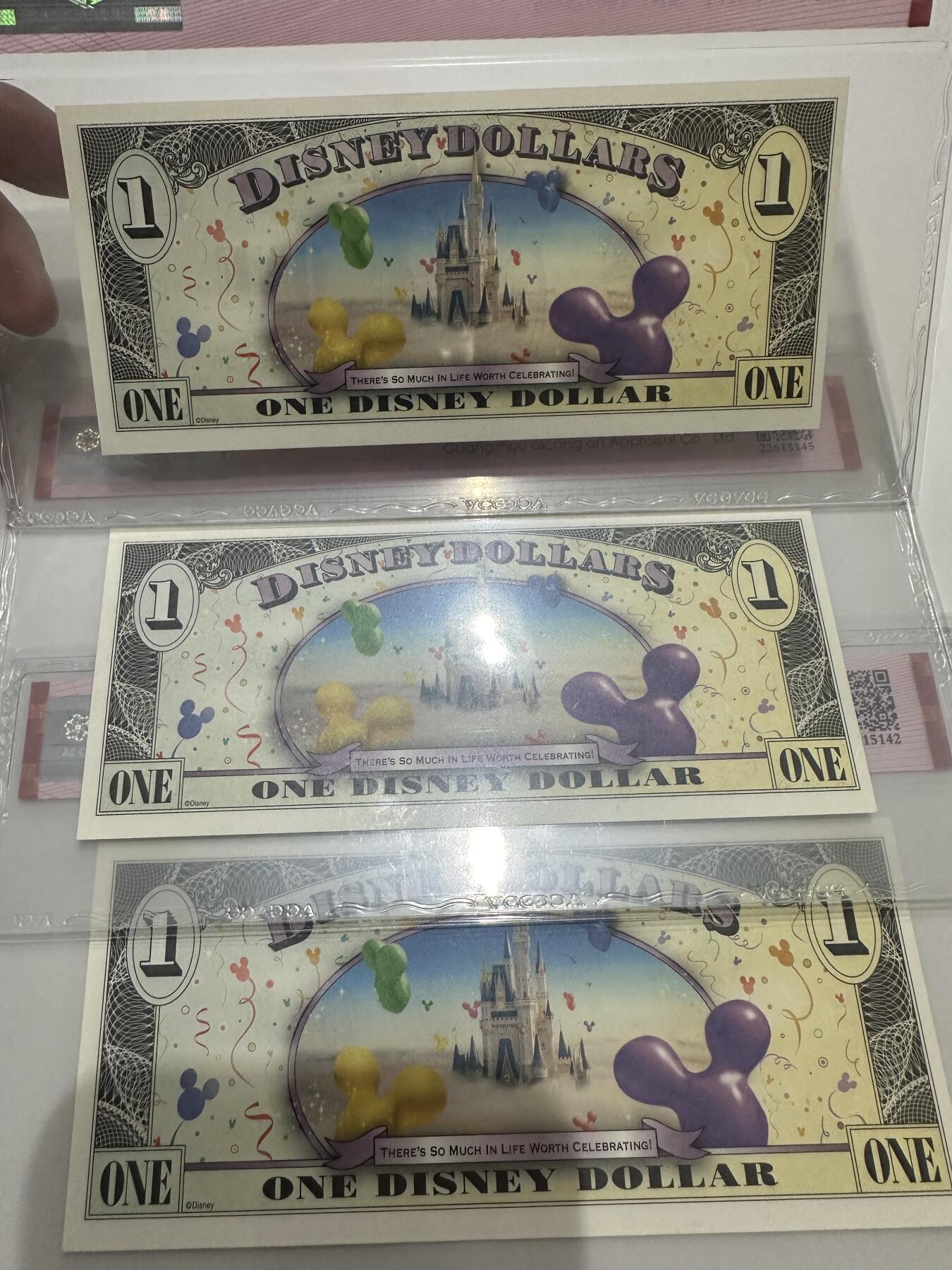 《外钞收藏家》第三百八十三期 2009年迪斯尼纸币1元 3张一起 靓号 爱藏评级