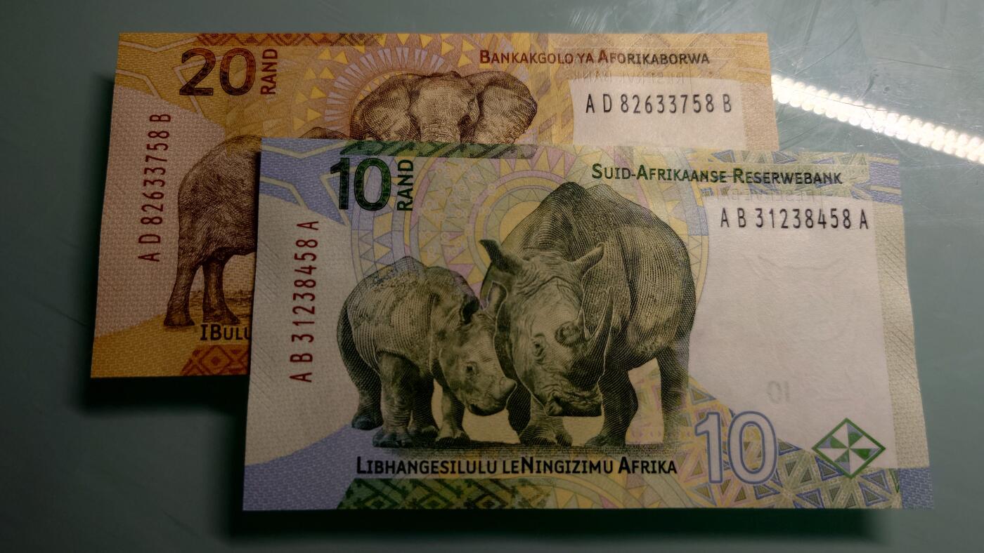 【世界钱币】精选微拍第115期暨2024年第26期  最新维港币展部分卖剩货品展销 2023年版南非10+20兰特 两张尾2同 58尾 全新绝品