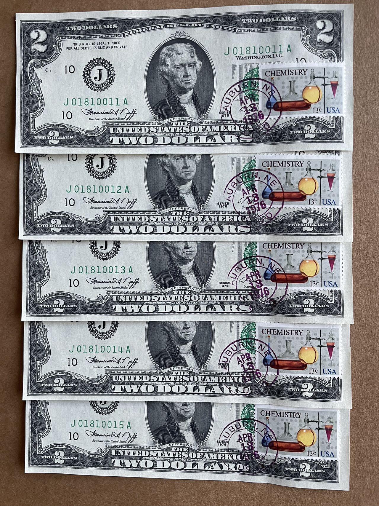 美国1976年首发年份2美元 纪念建国200周年加盖当日邮戳及纪念邮票 50张连号 价格为单张价格 美国1976年首发年份2美元 纪念建国200周年加盖当日邮戳及纪念邮票 50张连号 价格为单张价格