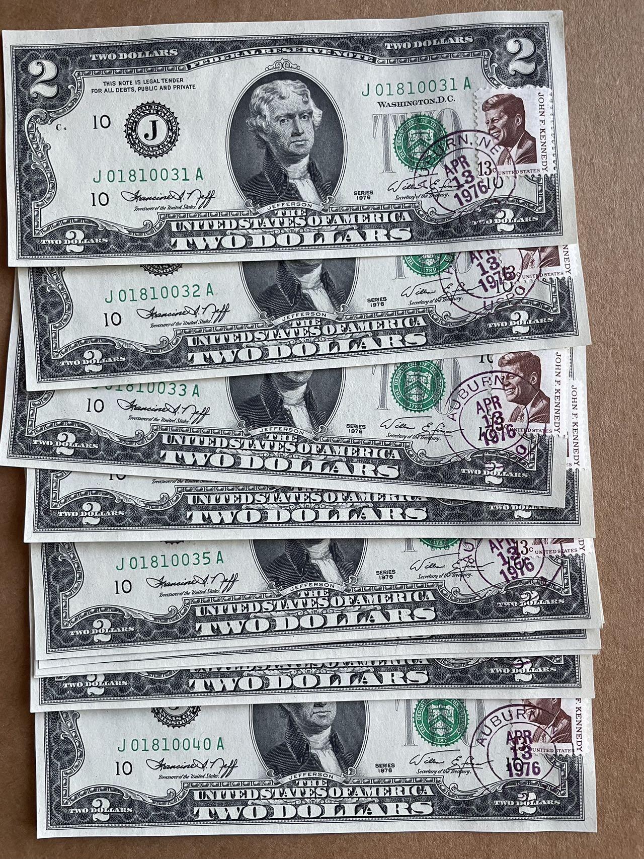 美国1976年首发年份2美元 纪念建国200周年加盖当日邮戳及纪念邮票 50张连号 价格为单张价格 美国1976年首发年份2美元 纪念建国200周年加盖当日邮戳及纪念邮票 50张连号 价格为单张价格