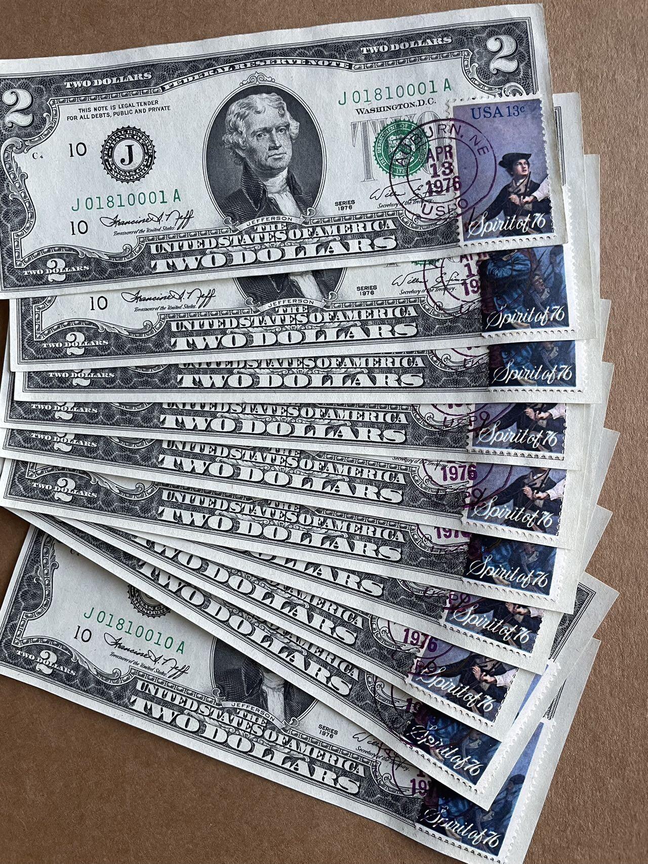 美国1976年首发年份2美元 纪念建国200周年加盖当日邮戳及纪念邮票 50张连号 价格为单张价格 美国1976年首发年份2美元 纪念建国200周年加盖当日邮戳及纪念邮票 50张连号 价格为单张价格