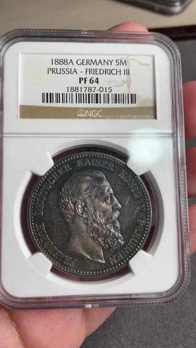 万国钱币拍卖第028期（花前月下●同享良章美币） NGC PF64 1888年德国三皇之年腓特烈三世短翅精制5马克 弗三易得 精制难求 更何况是这种原汁原味的老五彩状态 一步到位的收藏级品质