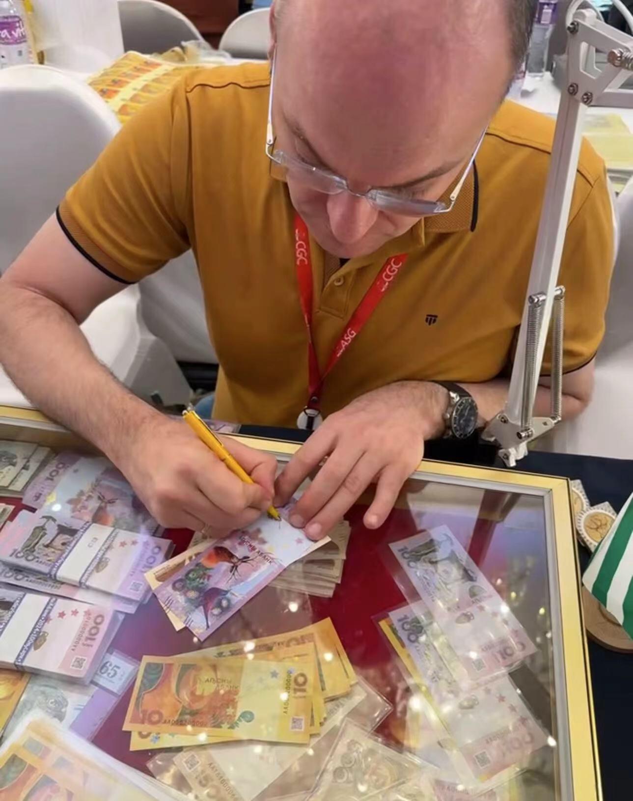 《外钞收藏家》第三百八十三期 全新UNC 阿布哈兹100阿沙 2024年 无47 尾99 央行行长亲自现场手签