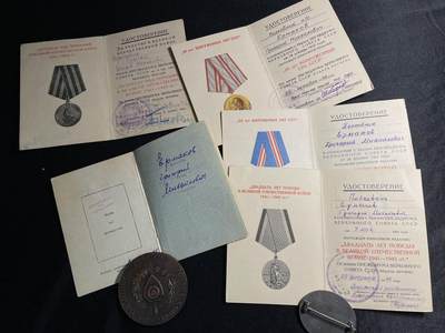 戎马世界章牌大赏第71期 - 苏联商业鬼才、军需勤务上校证书一套，得主获得的勋章事迹均已翻译，得主给前线种菜送饭养马养奶牛，在前线大搞贸易