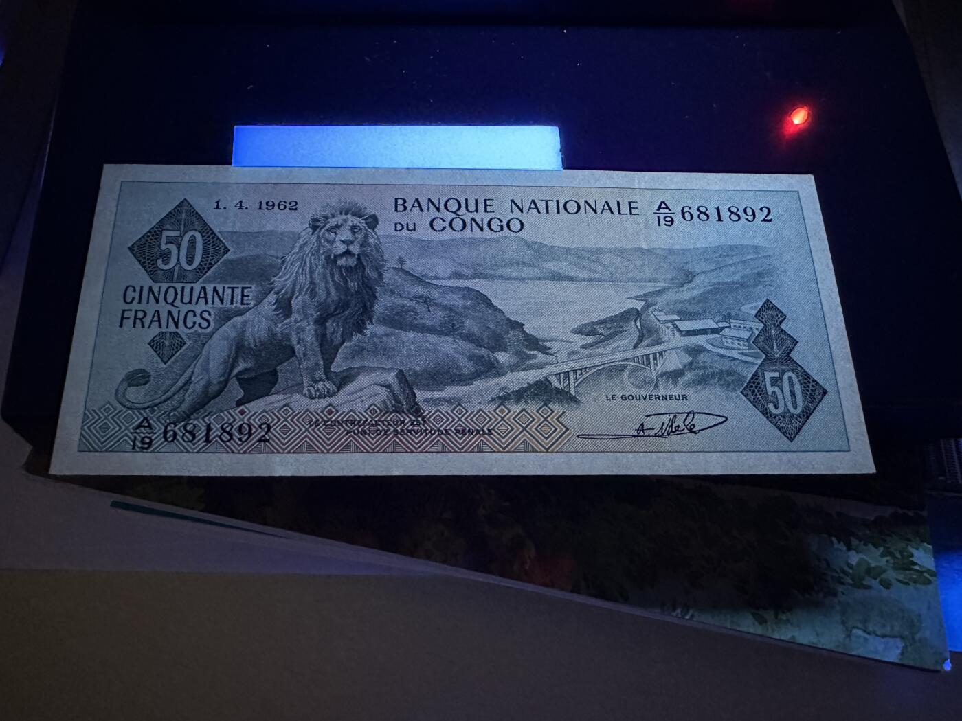 《外钞收藏家》第三百八十三期 1962年刚果50法郎 无47 纸张整体泛黄 荧光不绝 UNC-