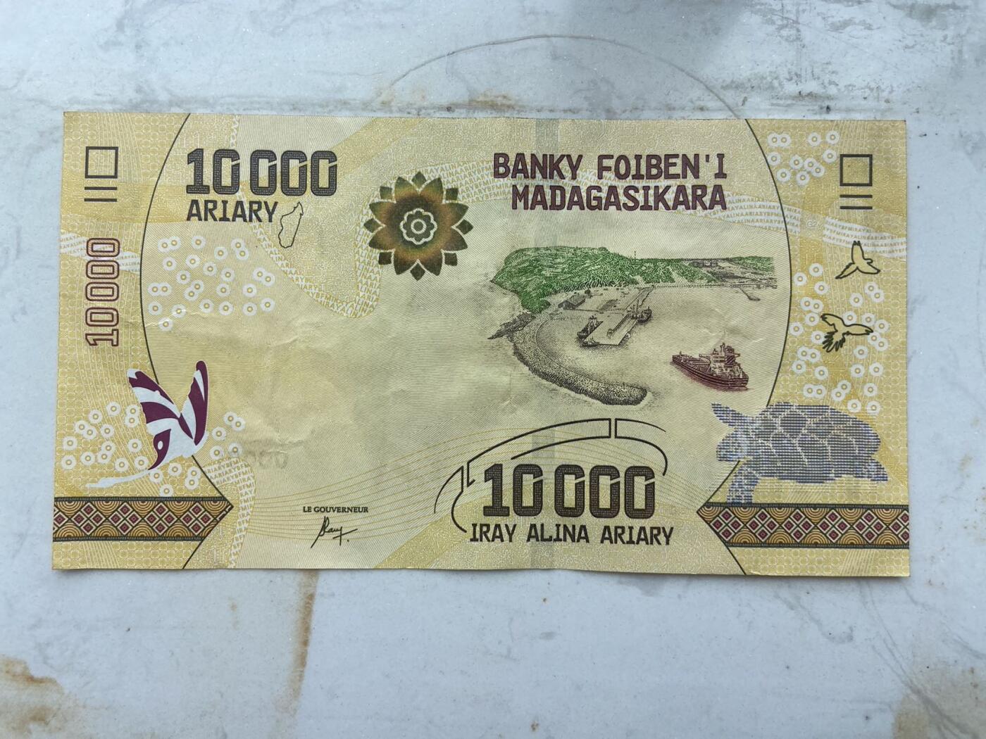【炜奕收藏】裸钞专场第九期 马达加斯加1万阿里，流通品相