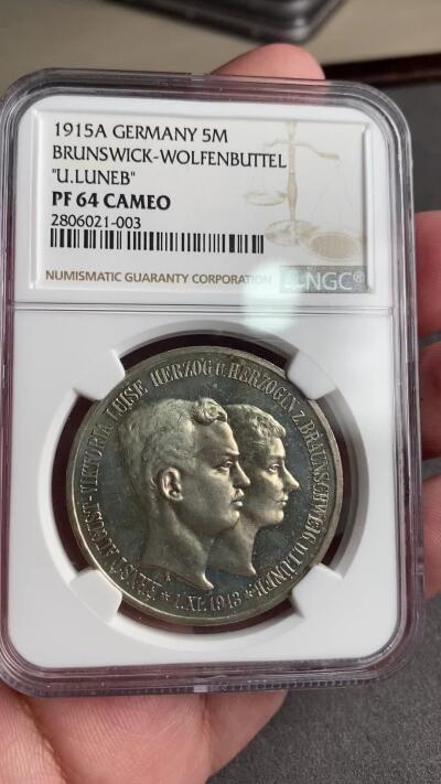 万国钱币拍卖第028期（花前月下●同享良章美币） NGC PF64CAM 1915年德国不伦瑞克-沃尔芬比特尔奥古斯特与路易斯结婚纪念流通5马克 高分精致镜面 柏林铸币厂 浓厚的镜面喷砂感 刚刚结束的HA拍卖PF62不带CAM成交价840美金供参考