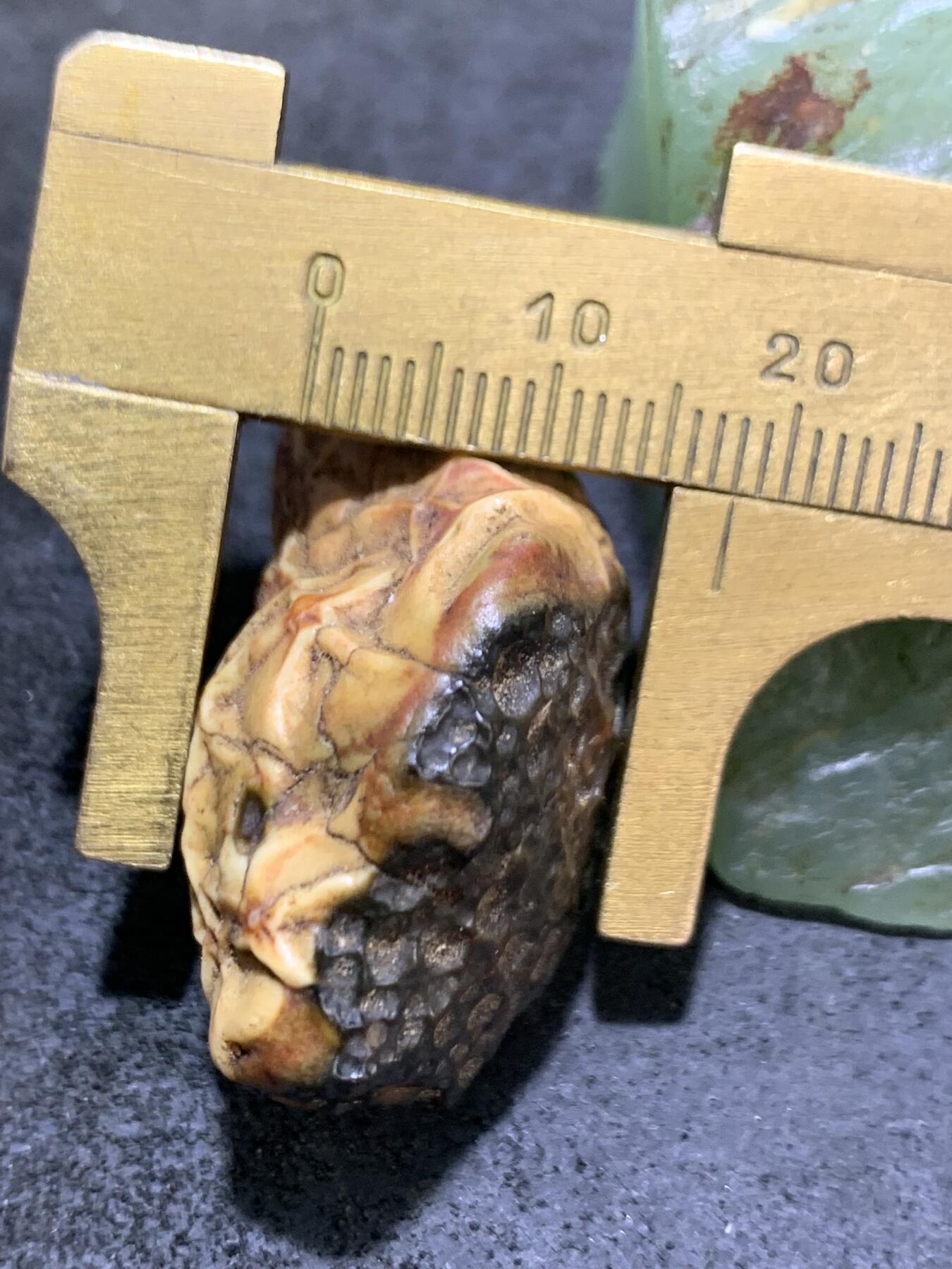 精美地表原皮飘花阿拉筋脉石原石一颗，