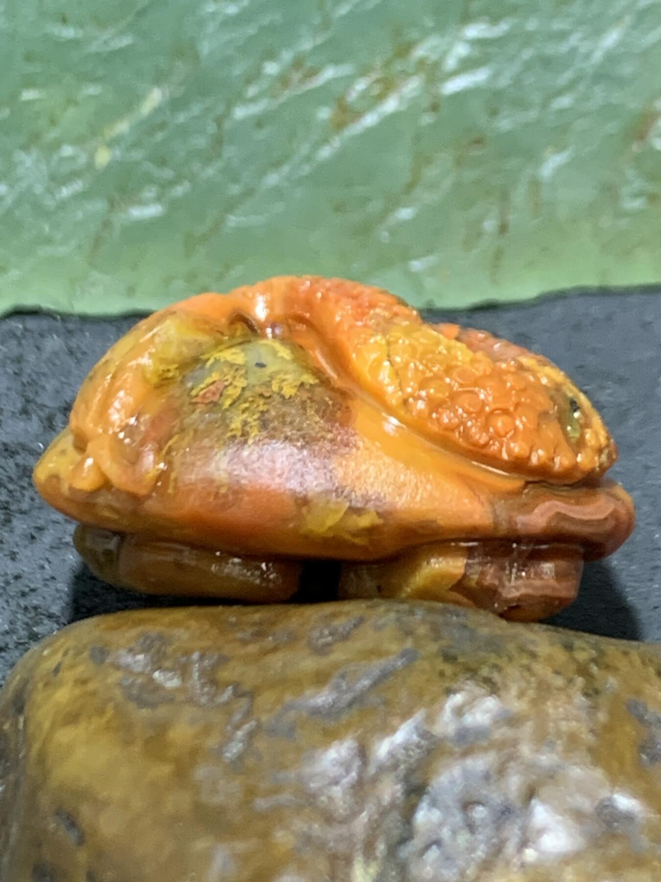 精美亚光草花纹战国红玛瑙手工俏色巧雕灵蛇灵芝吊坠一个，