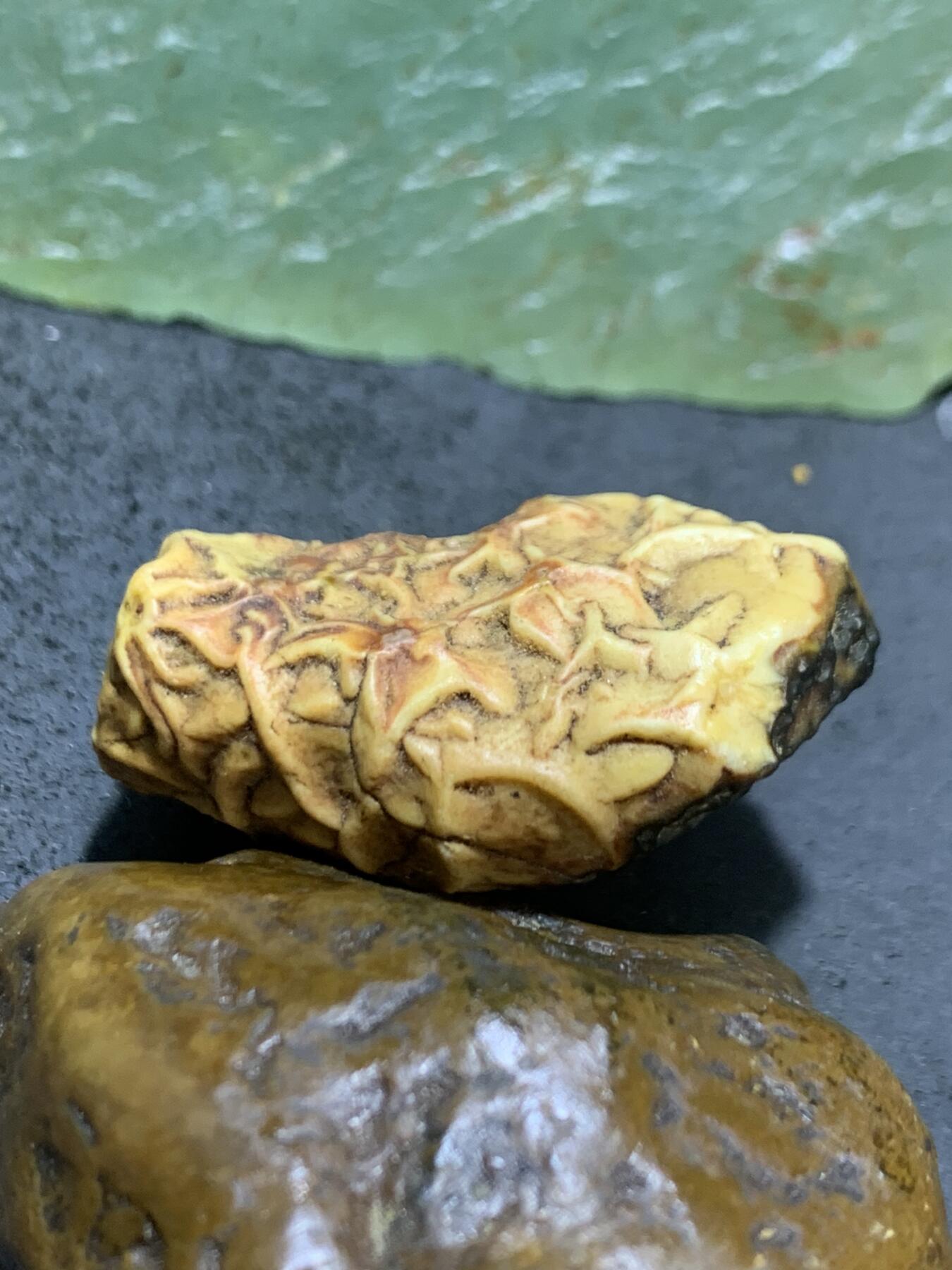 精美地表原皮飘花阿拉筋脉石原石一颗，