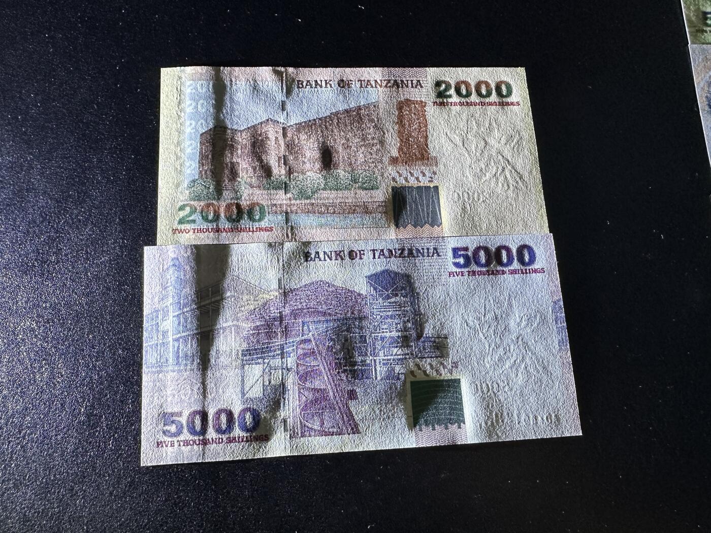 《外钞收藏家》第三百八十三期 坦桑尼亚2000和5000面额 两张一起 全新UNC