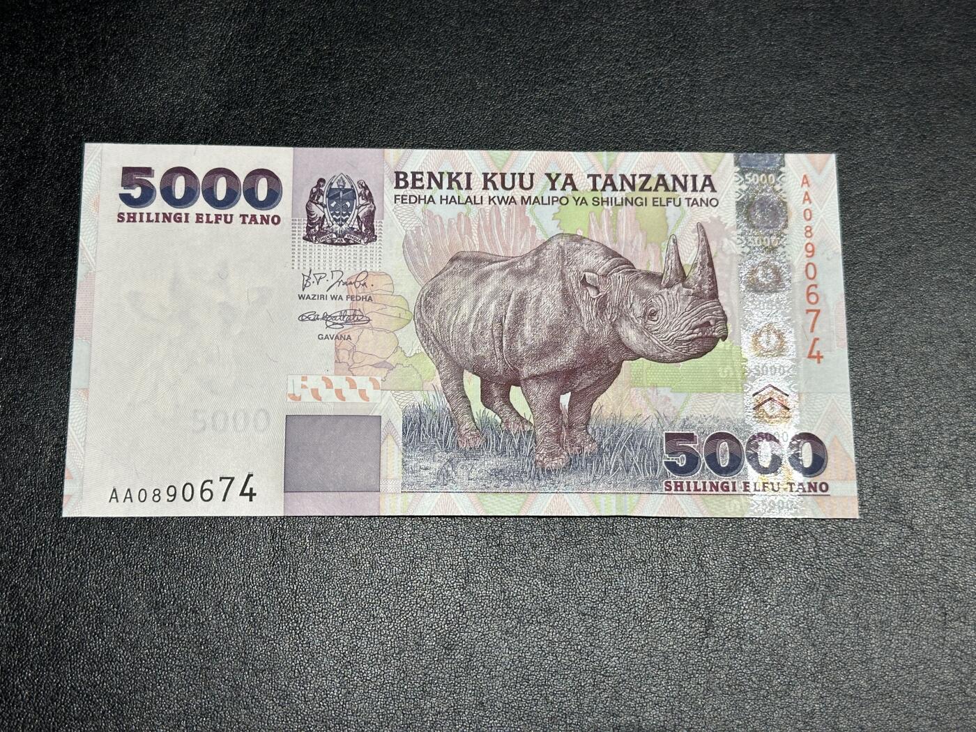 《外钞收藏家》第三百八十三期 坦桑尼亚5000 AA冠 全新UNC