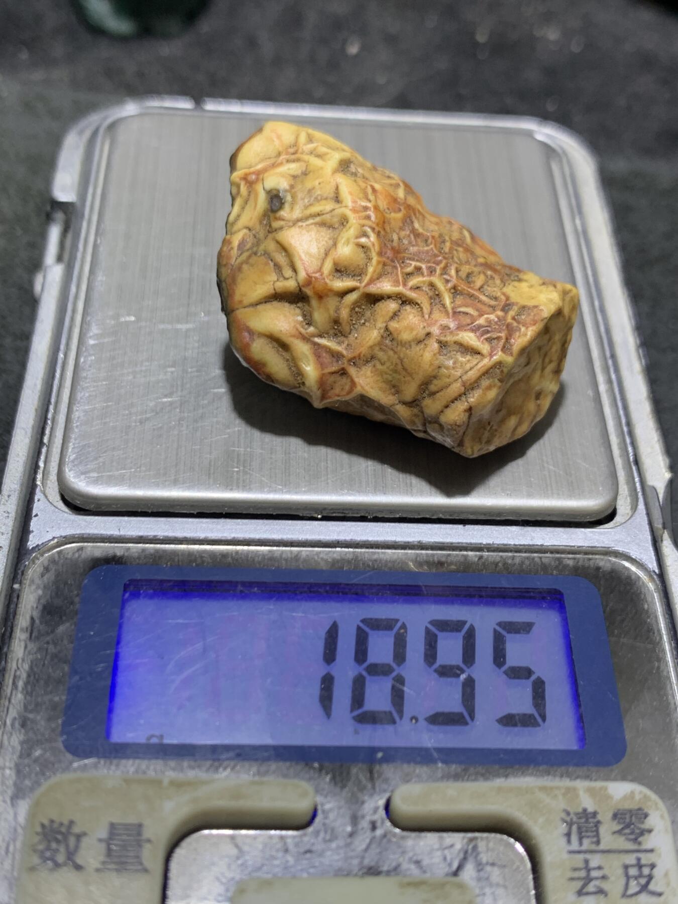 精美地表原皮飘花阿拉筋脉石原石一颗，