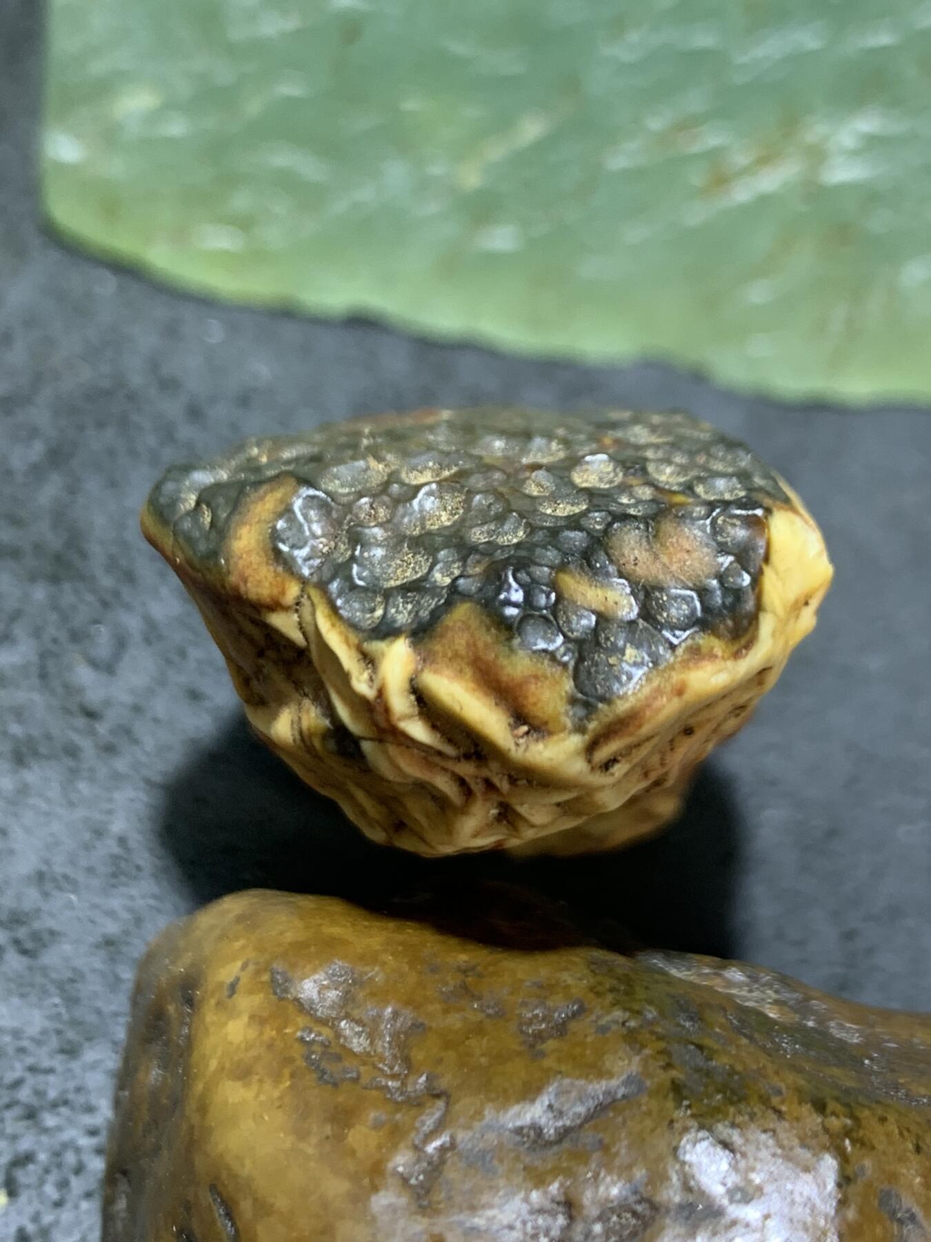 精美地表原皮飘花阿拉筋脉石原石一颗，