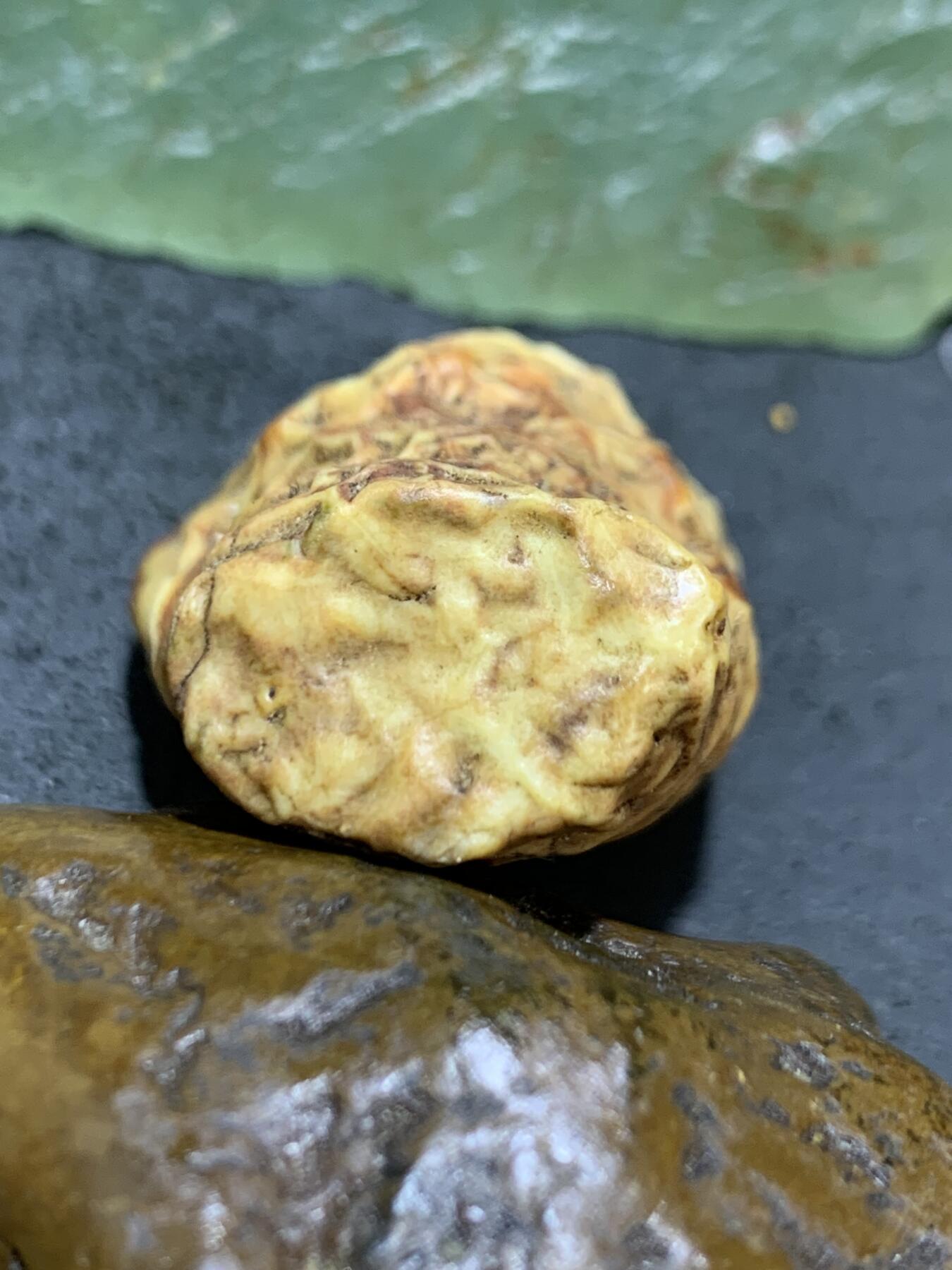 精美地表原皮飘花阿拉筋脉石原石一颗，