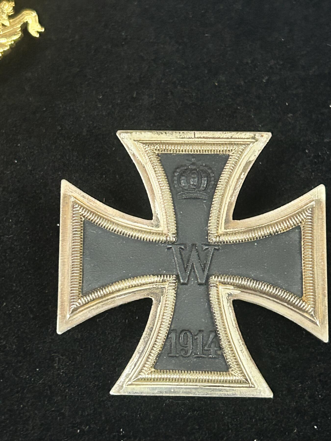 卡尔第五期 30年代后制造一战一级铁十字，L/57 Boerger&Co.Berlin 22厂制造，基本全白油，漆面很好，稀少厂标，原本为转轮后面为了方便佩戴被原主人改成了别针