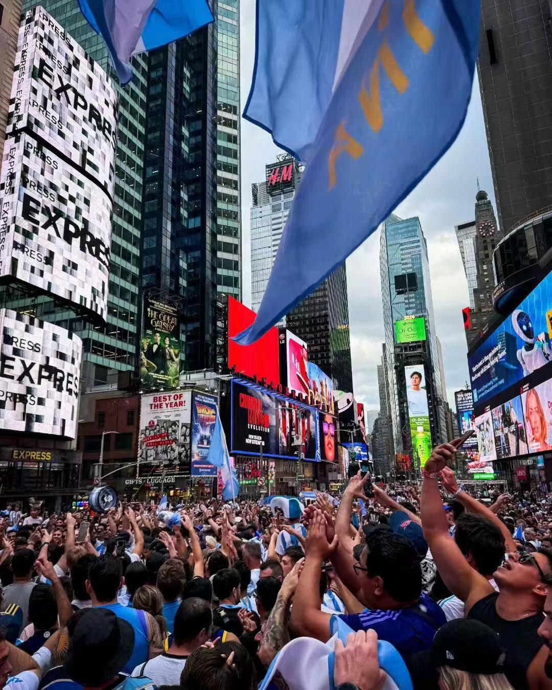 零元拍：里奥-梅西亲签2022卡塔尔世界杯官方秩序册，绝对是不可多得神级藏品！