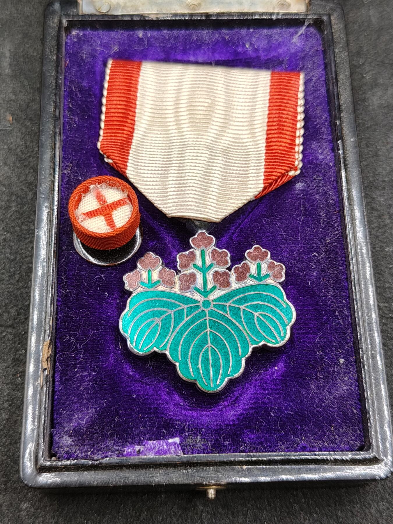 全场0元起拍 第169期 咸鱼国勋章拍卖专场 6月30日（周日）下午6：00开始 日本单面青叶章 美品无损银制带盒略