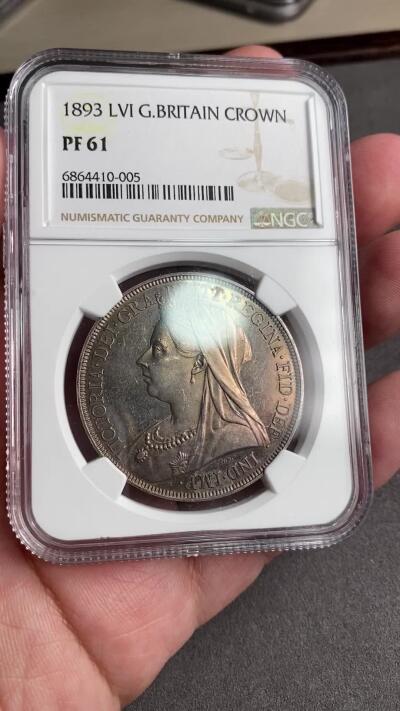 万国钱币拍卖第028期（花前月下●同享良章美币） NGC PF61 1893年英国维多利亚女皇批纱马剑精制克朗 经典的英式火烧云包浆 实物镜面状态很好