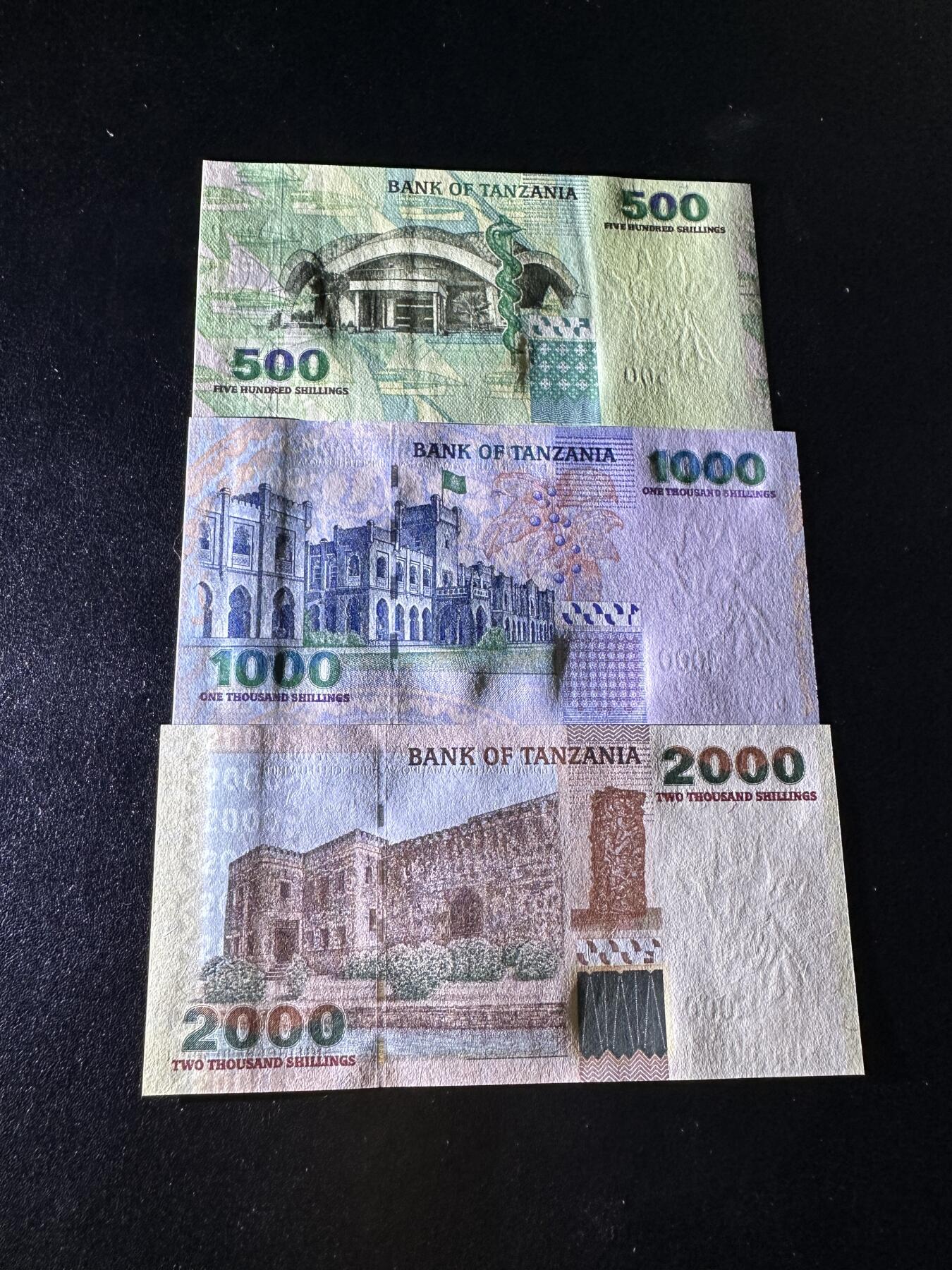 《外钞收藏家》第三百八十三期 坦桑尼亚500、1000、2000面额 三张一起 全新UNC