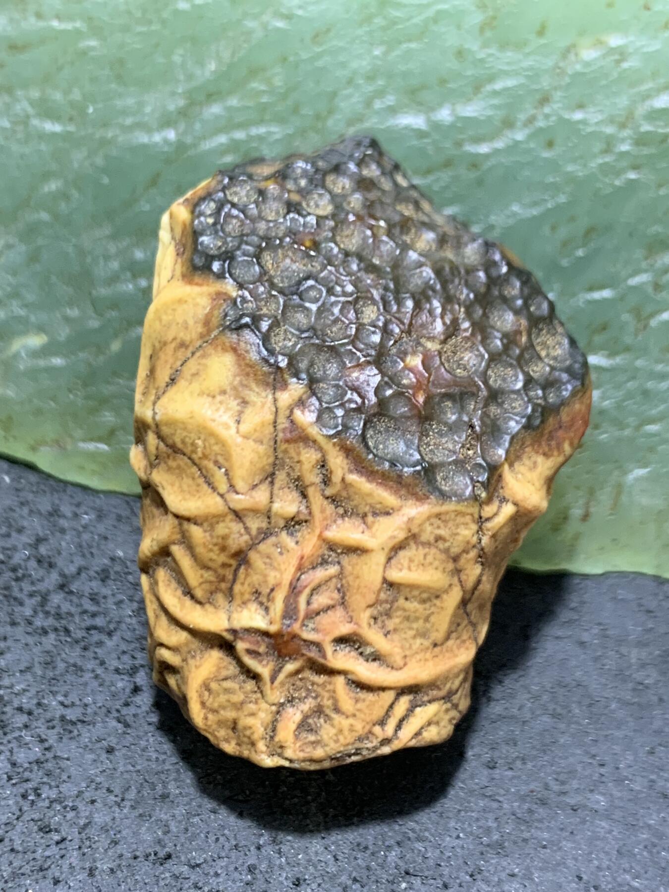 精美地表原皮飘花阿拉筋脉石原石一颗，
