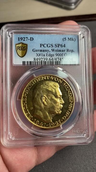万国钱币拍卖第028期（花前月下●同享良章美币） PCGS SP64 1927年德国魏玛共和国总统兴登堡80大寿5马克形制大金章 23G左右，哥茨广为流传的一款经典设计，镜面精制的底板与喷砂感浓厚的高点相互辉映，如果放在N盒里应该是PFCAM的存在。