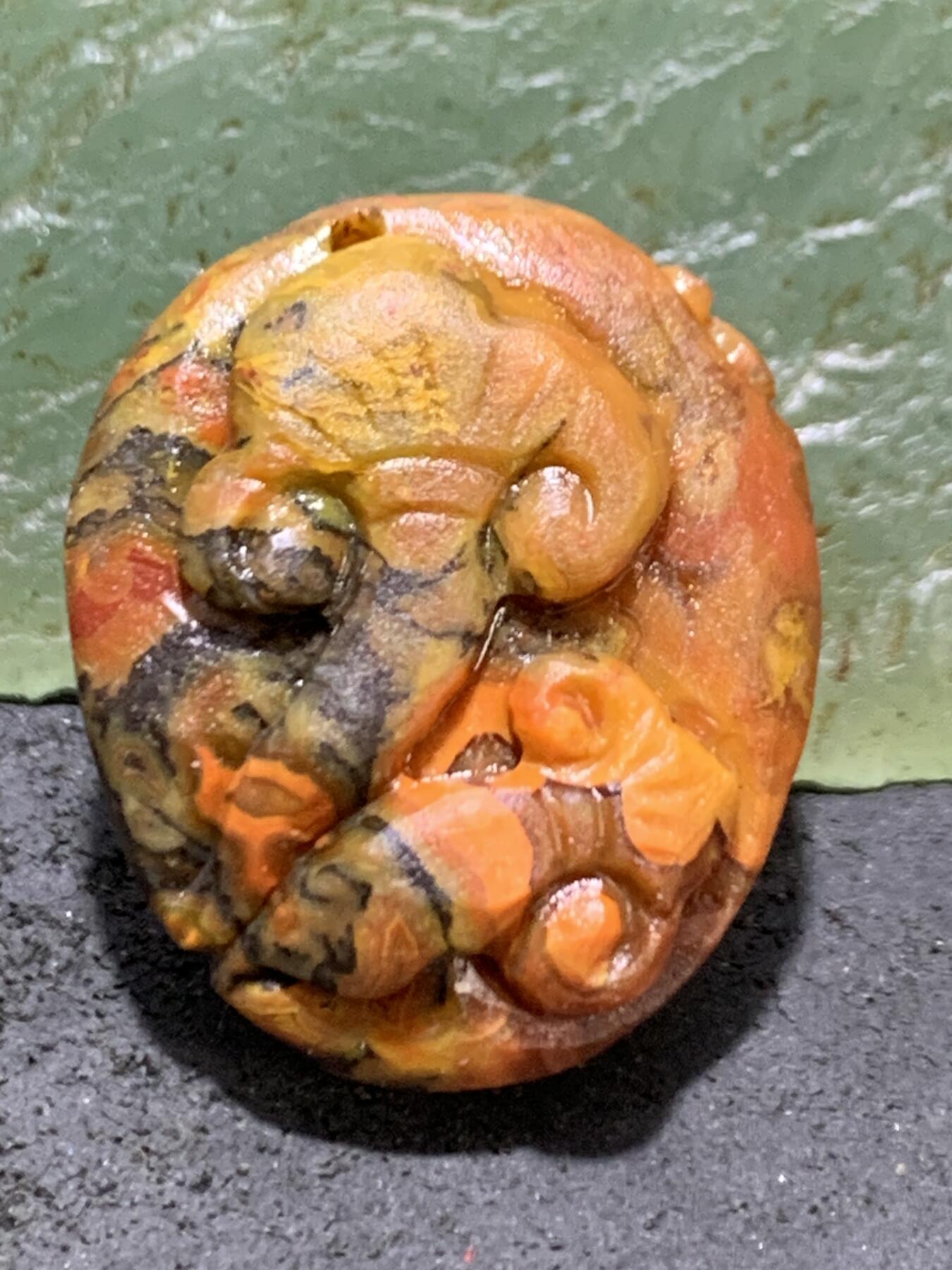 精美亚光草花纹战国红玛瑙手工俏色巧雕灵蛇灵芝吊坠一个，