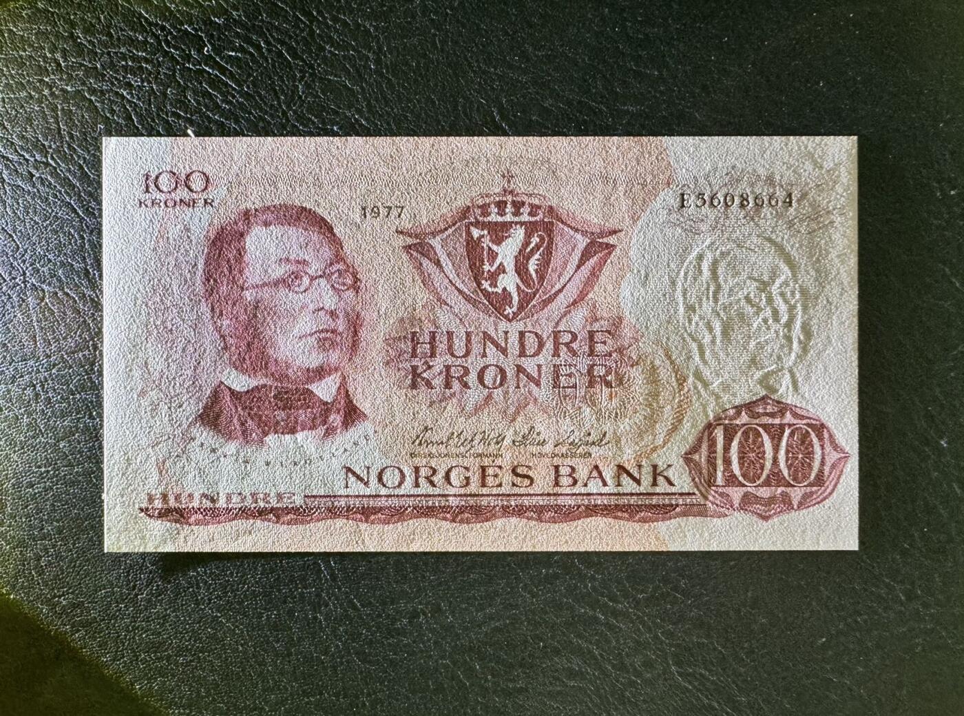 收藏联盟Quantum Auction 第357期拍卖  挪威1977年100克朗 品相UNC 角微瑕 灯下点是纸张自己成分