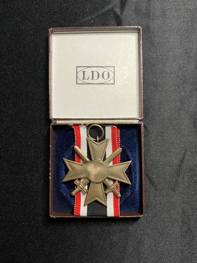 戎马世界章牌大赏第72期，德国专场 - L/11标ldo盒+无标铜版带剑kvk2（这玩应的ldo盒少的可怜，价格很高）