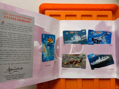 《卡拍》第294期拍卖6月30日晚22：10时延时截拍 马来西亚GPT卡《海海空军、维和部队》四全新卡，珍藏版光学卡《兰卡威海空展》两套十全新卡，共三册，上品，其中一枚光学卡边缘轻微氧化。