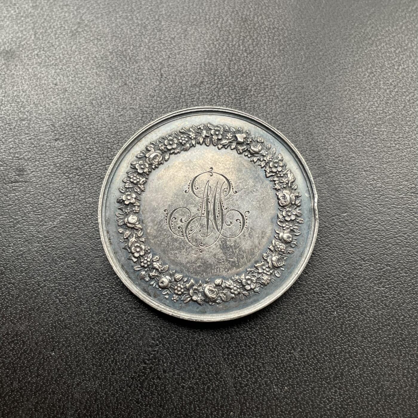 「木头集藏」章牌专场-第43期 1857年法国婚礼银章    直径：34.5 mm，18.5 g  边铭：手指 ARGENT  （1845-1860年）
