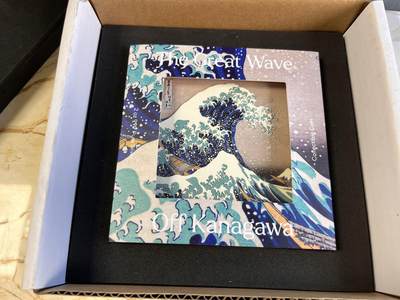 【海寕潮】拍卖第117期 - 【海寧潮】乍得2022年世界名画神奈川冲浪里方形彩色镀金银币，金属:999银+铜,重量:2盎司银+33.5盎司,发行量500枚