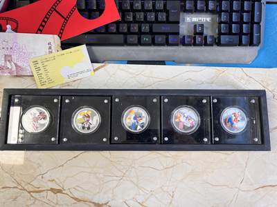 【海寕潮】拍卖第117期 - 【海寧潮】纽埃2016年迪士尼米奇和他的朋友们彩色纪念银币5枚套，1盎司*5枚，999银，盒子有破，原价3000