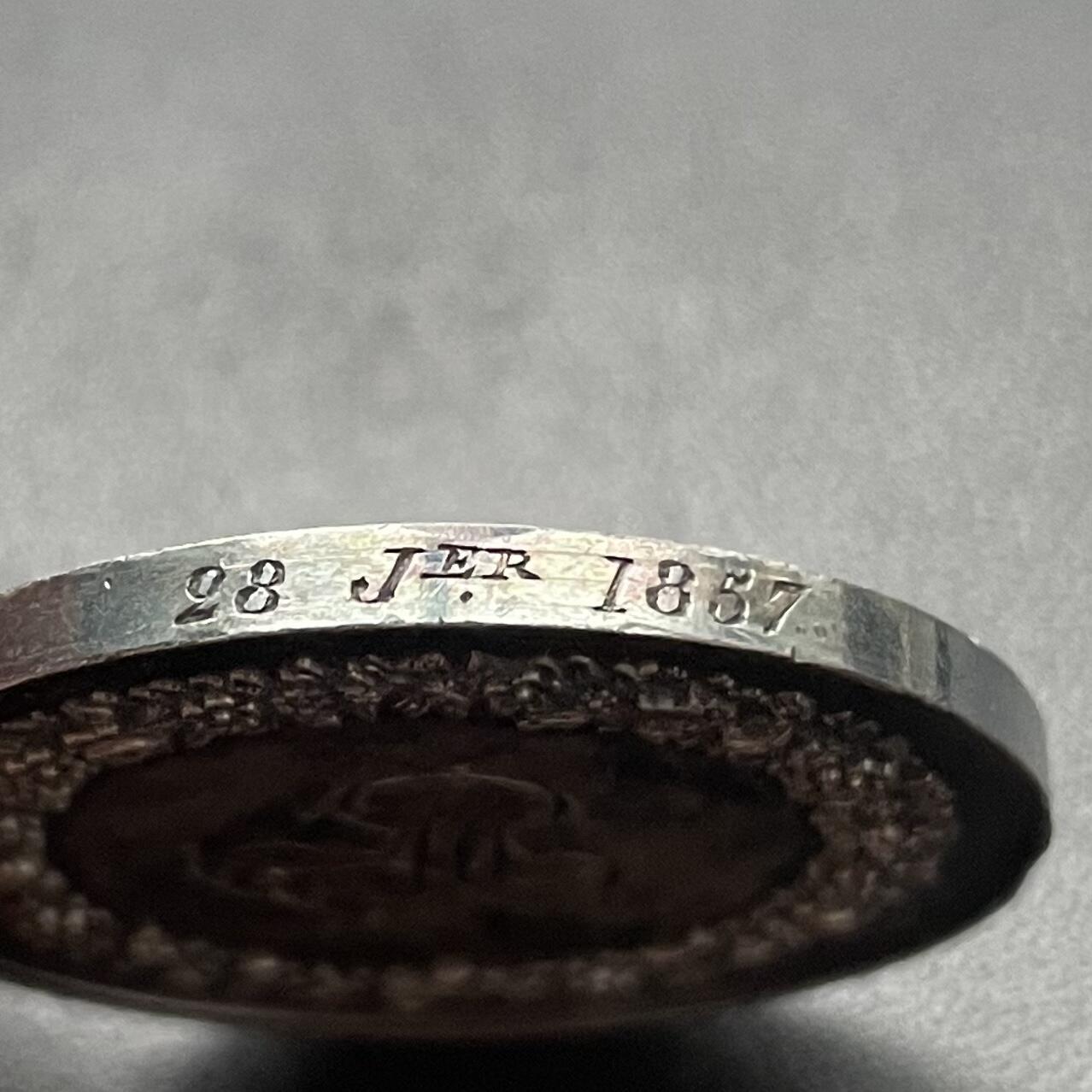 「木头集藏」章牌专场-第43期 1857年法国婚礼银章    直径：34.5 mm，18.5 g  边铭：手指 ARGENT  （1845-1860年）