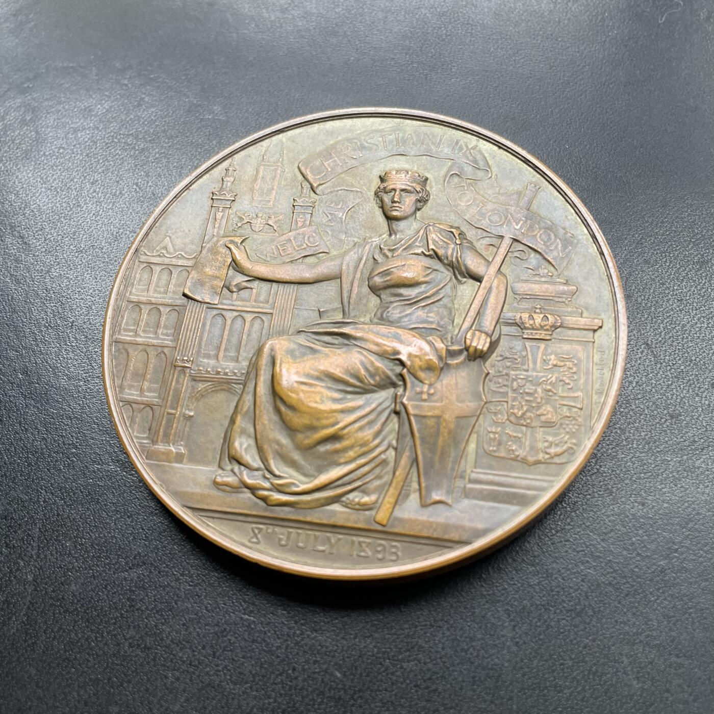 「木头集藏」章牌专场-第43期 Wyon～1893年英国伦敦金融城系列 丹麦国王夫妇访问纪念铜章，直径：77 mm，215 g，边铭：丰饶角 BRONZE，发行量仅450枚。纪念丹麦国王克里斯蒂安九世夫妇到访伦敦，唯一一枚由巴黎造币厂铸造的伦敦金融城系列章。