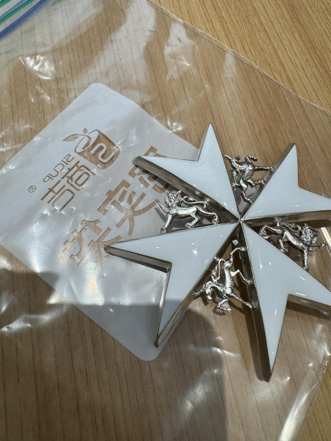 英国圣约翰勋章爵級天恩司令大星芒，珐琅无损，闪闪发光品相极佳，绝对的全网最低。英系最便宜的星芒，配衣服极品。 这个品相的圣约翰星芒很难得了，上品中的上品