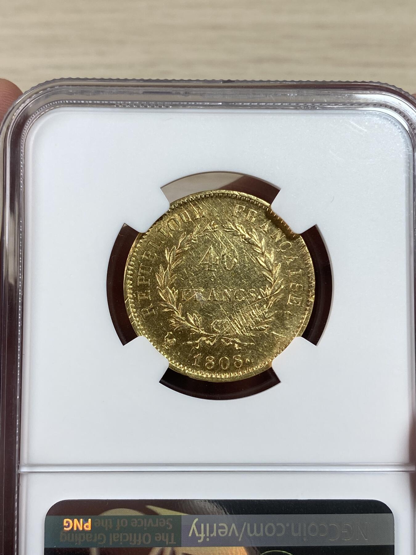 万国钱币拍卖第028期（花前月下●同享良章美币） NGC AU55 1808年法国拿破仑40法郎金币 12.9g 拿皇肖像深打。背面法兰西共和国花环面值，正面桂冠皇帝头像，边铭:上帝保佑法国。共和国皇帝。铸造量4万多，比常见的1811年的上百万枚少太多。评级数不多，最高分就是58分。1808非常好的年份，特年，外拍暴涨品种。