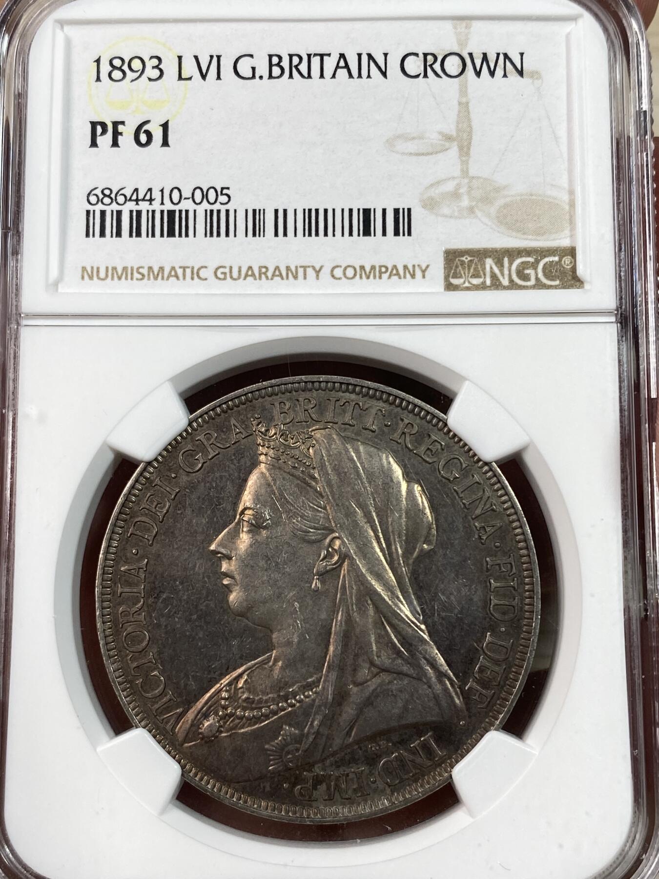 万国钱币拍卖第028期（花前月下●同享良章美币） NGC PF61 1893年英国维多利亚女皇批纱马剑精制克朗 经典的英式火烧云包浆 实物镜面状态很好