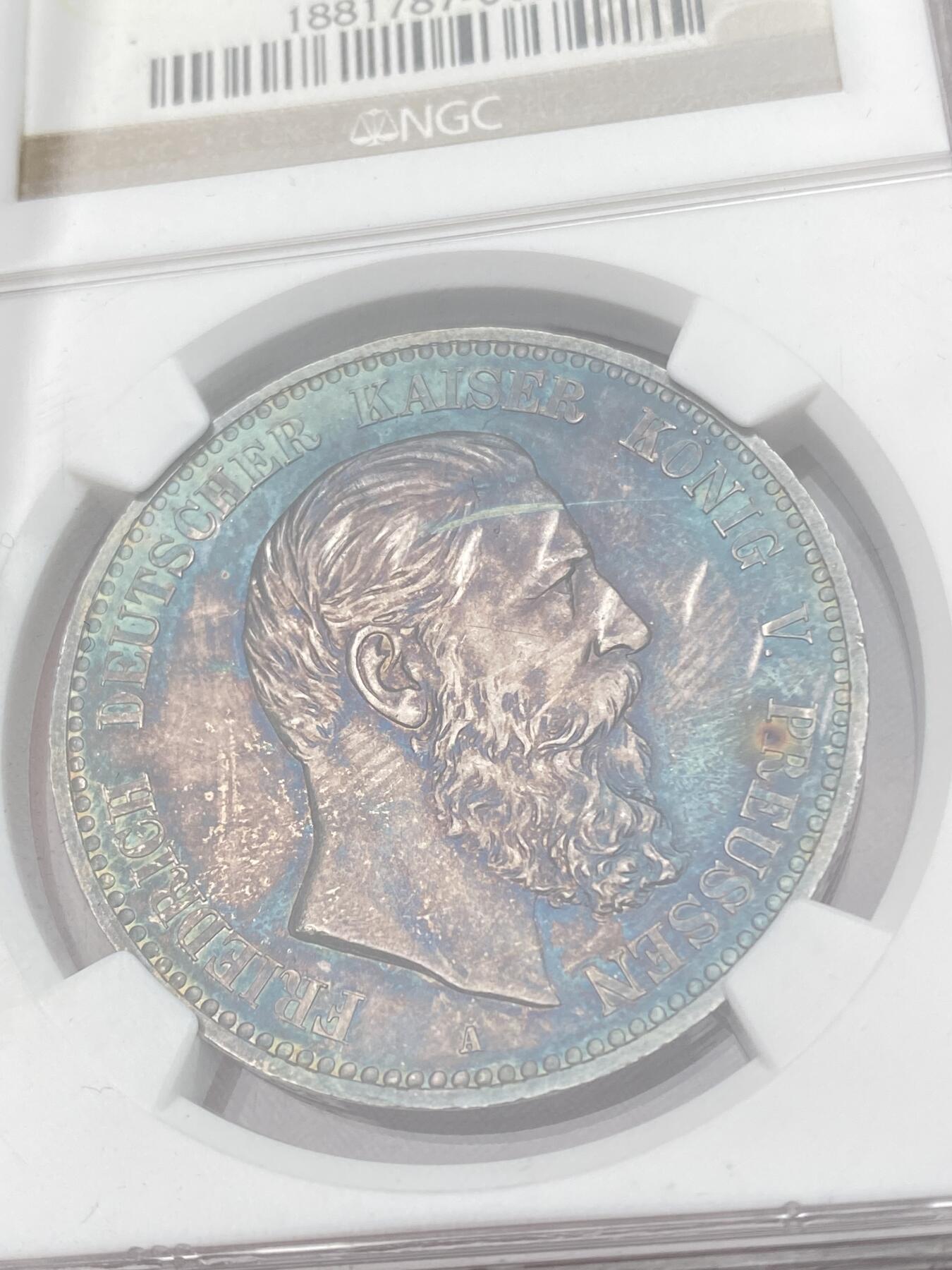 万国钱币拍卖第028期（花前月下●同享良章美币） NGC PF64 1888年德国三皇之年腓特烈三世短翅精制5马克 弗三易得 精制难求 更何况是这种原汁原味的老五彩状态 一步到位的收藏级品质