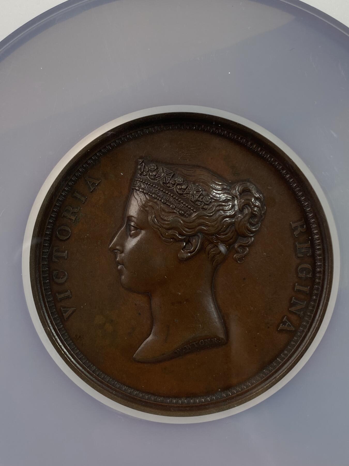 万国钱币拍卖第028期（花前月下●同享良章美币） NGC MS63 1837年英国维多利亚女皇登基之年访问伦敦城纪念大铜章 仅发行500枚 正面年轻维多利亚桂冠像 背面伦敦市政厅景观 55MM大规格 近期英国拍卖裸章在1000多英镑左右