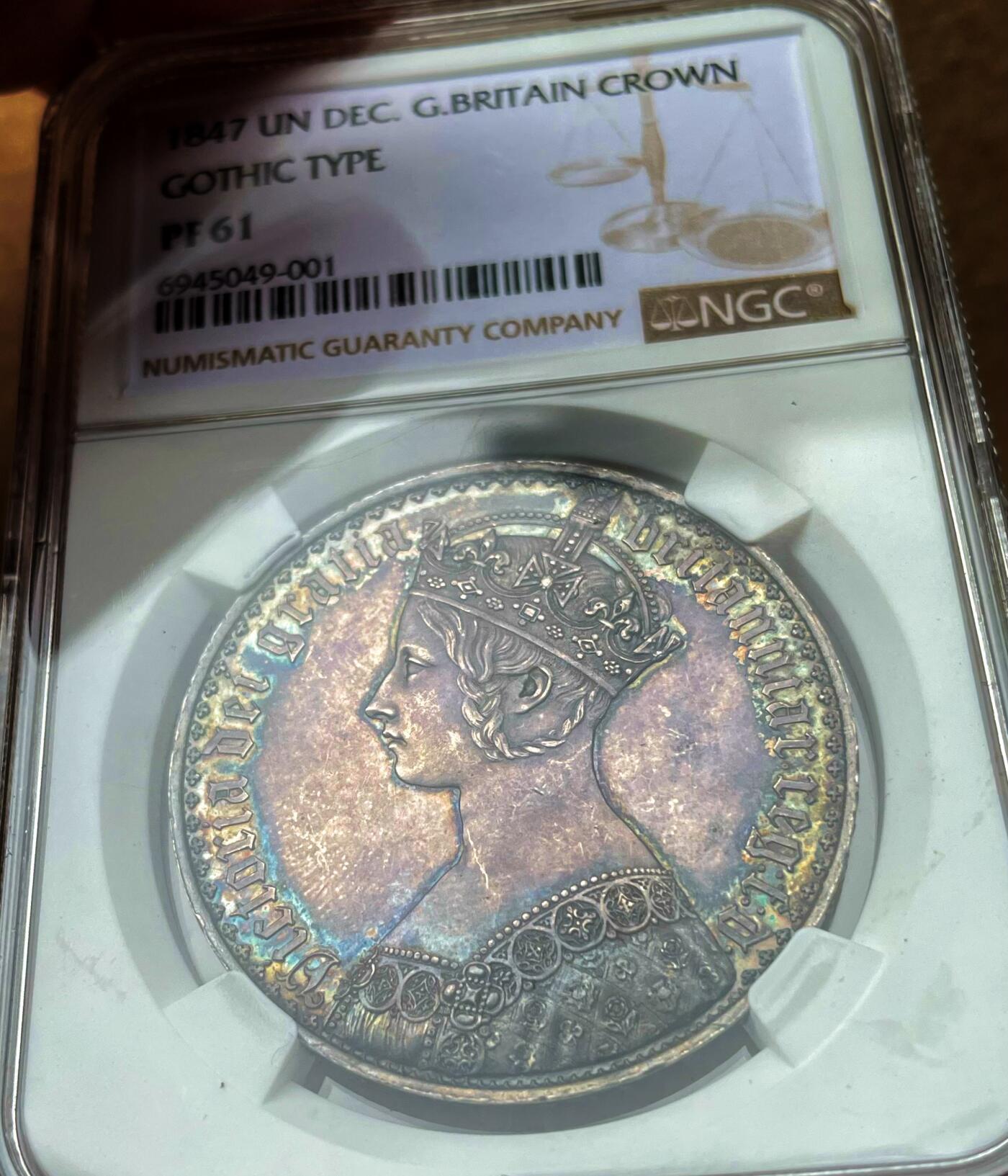 【Blue Auction】✨世界纸币精拍第500期盛典——白金之夜🔥🔥🔥 G-英国 1847年 经典维多利亚女王哥特克朗 发行约8000枚 MS PF 61 精制币 时任英国皇家造币厂首席雕刻师威廉·怀恩主刀，画家威廉·戴斯参与设计，哥特复兴式精美银币，誉为英国史上最美银币。任何硬币玩家都希望拥有的一枚银币，该枚包浆醇厚，画面完整清晰，转光带彩，图片根本无法表现那种美感。这是英国工业革命后突飞猛进的造币技术完美体现的代表作。