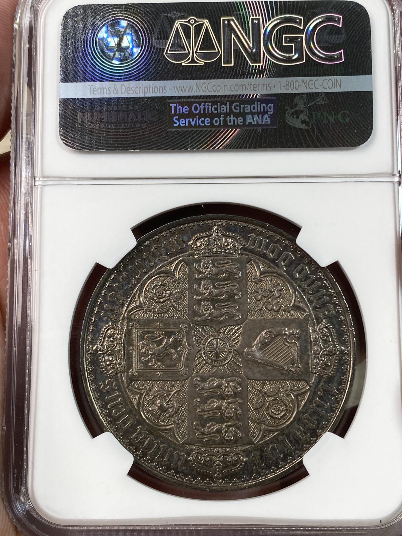 万国钱币拍卖第028期（花前月下●同享良章美币） NGC PF61 1847年英国维多利亚女皇哥特体克朗 世界机制币中的大名誉品，英国铸造工艺的巅峰之作，所有钱币玩家都耳熟能详的品种，热度居高不下，深色重五彩欧洲包浆，打制深峻，狮脸清晰，想入手哥特的藏家把握机会。