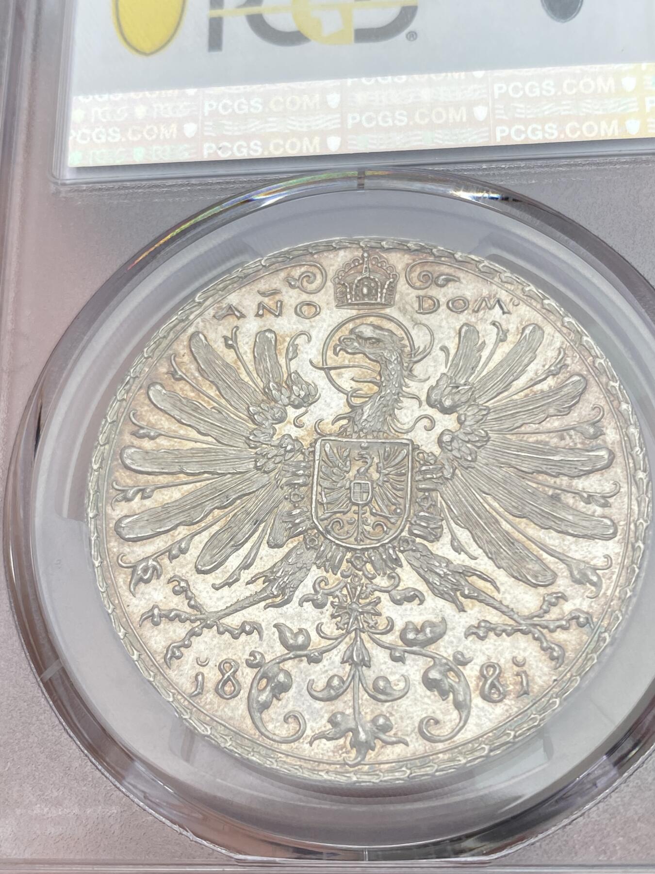 万国钱币拍卖第028期（花前月下●同享良章美币） PCGS SP66 1881年德国巴伐利亚慕尼黑联邦射击节大银章 顶级品质名誉品种，稀有精制镜面浮雕状态，正面：狩猎弓弩，巴伐利亚徽章，慕尼黑徽章，枝叶纹理雕刻清晰。背面：德意志帝国王冠鹰，设计繁复华丽，羽毛丝丝入扣，细节极佳。整章在静态中创造出一种运动感，独树一帜的设计，极其经典的德射品种，实物更加惊艳。