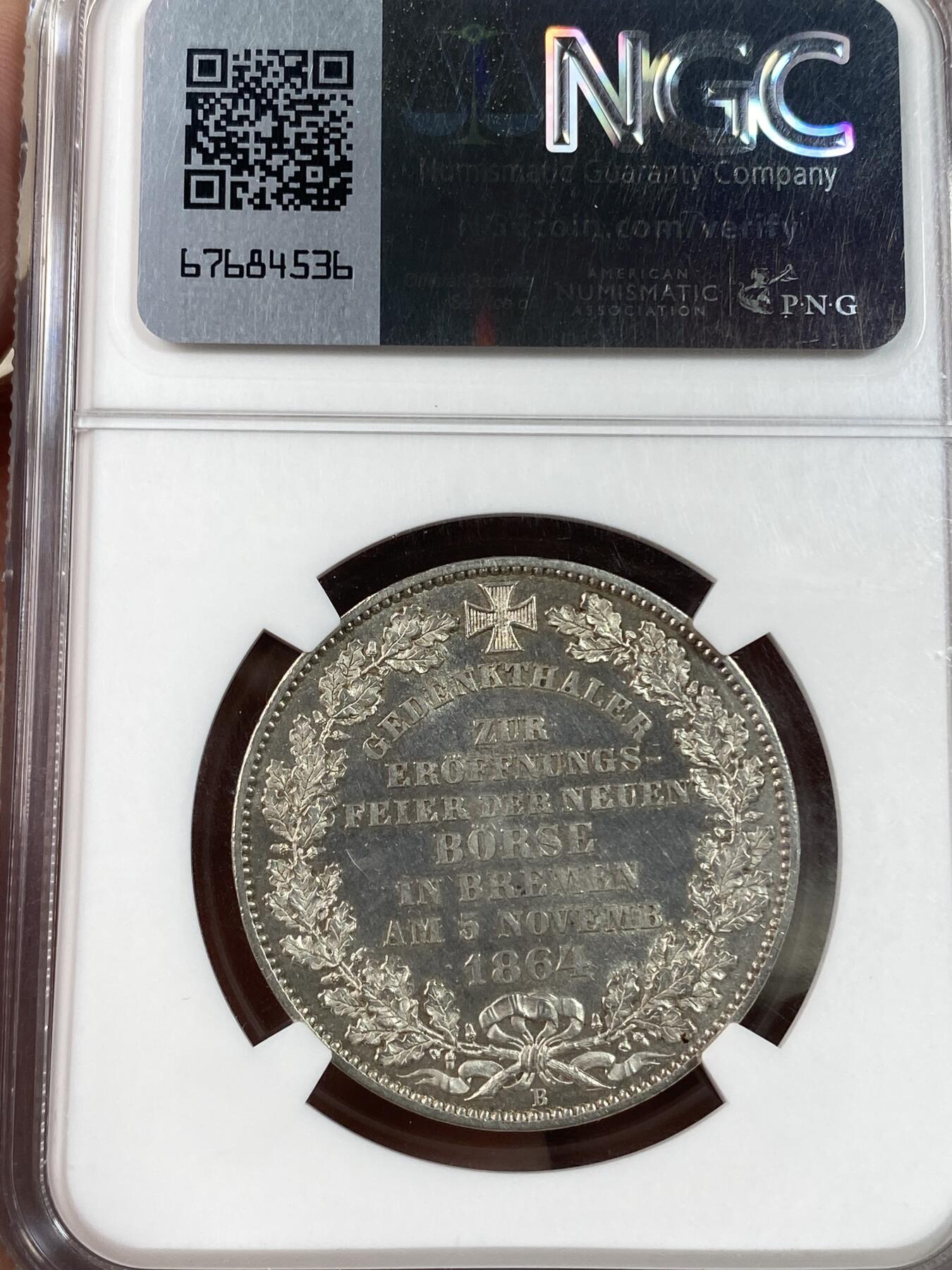 万国钱币拍卖第028期（花前月下●同享良章美币） NGC MS64 1864年德国不莱梅新证劵交易所落成纪念1泰勒 单年发行5000枚的建筑系列泰勒 其精细程度不亚于符腾堡教堂 64分已是相当难得的存在 刚刚结束的HA拍卖MS61成交价660美金供参考。