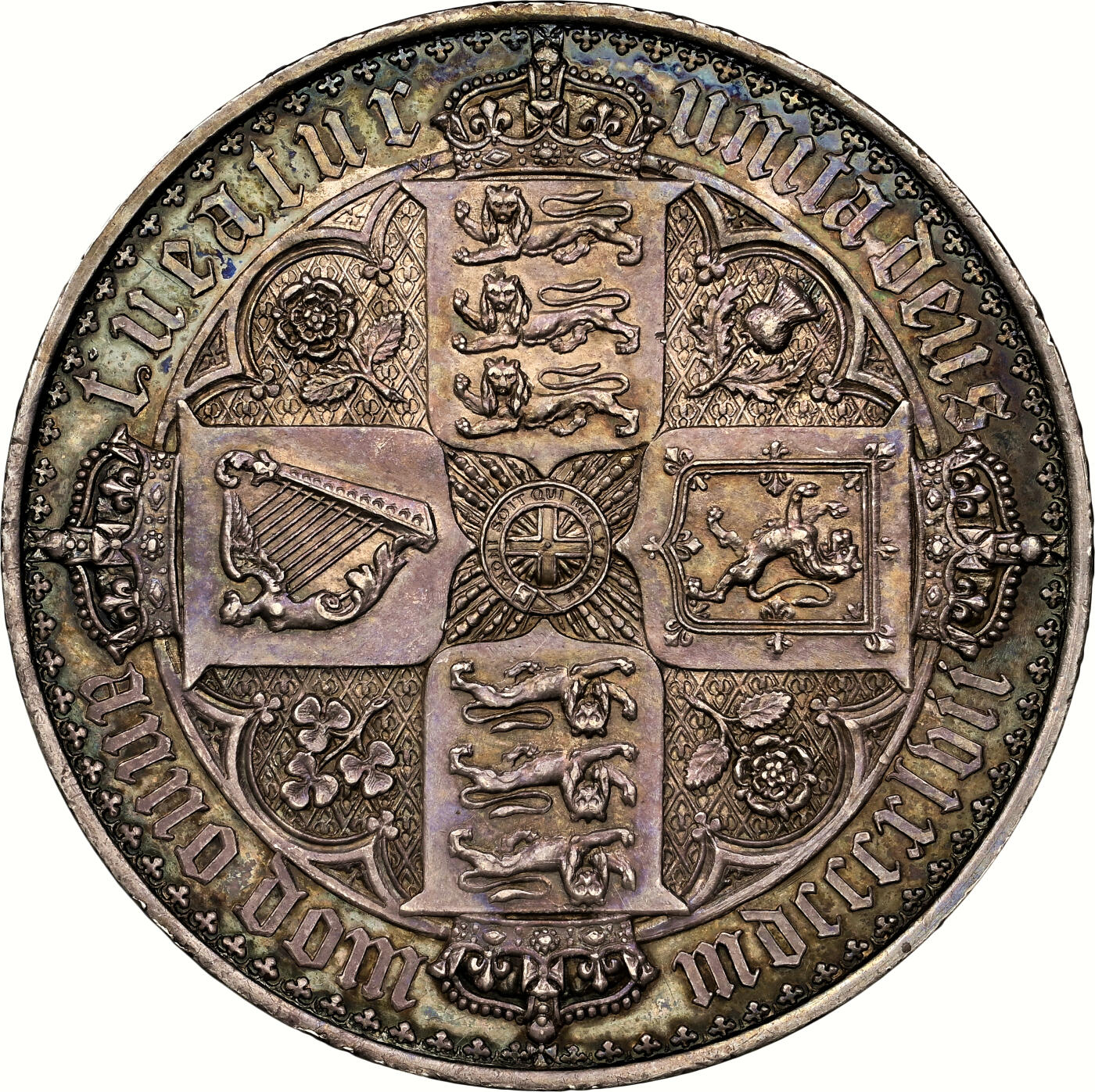 【Blue Auction】✨世界纸币精拍第500期盛典——白金之夜🔥🔥🔥 G-英国 1847年 经典维多利亚女王哥特克朗 发行约8000枚 MS PF 61 精制币 时任英国皇家造币厂首席雕刻师威廉·怀恩主刀，画家威廉·戴斯参与设计，哥特复兴式精美银币，誉为英国史上最美银币。任何硬币玩家都希望拥有的一枚银币，该枚包浆醇厚，画面完整清晰，转光带彩，图片根本无法表现那种美感。这是英国工业革命后突飞猛进的造币技术完美体现的代表作。