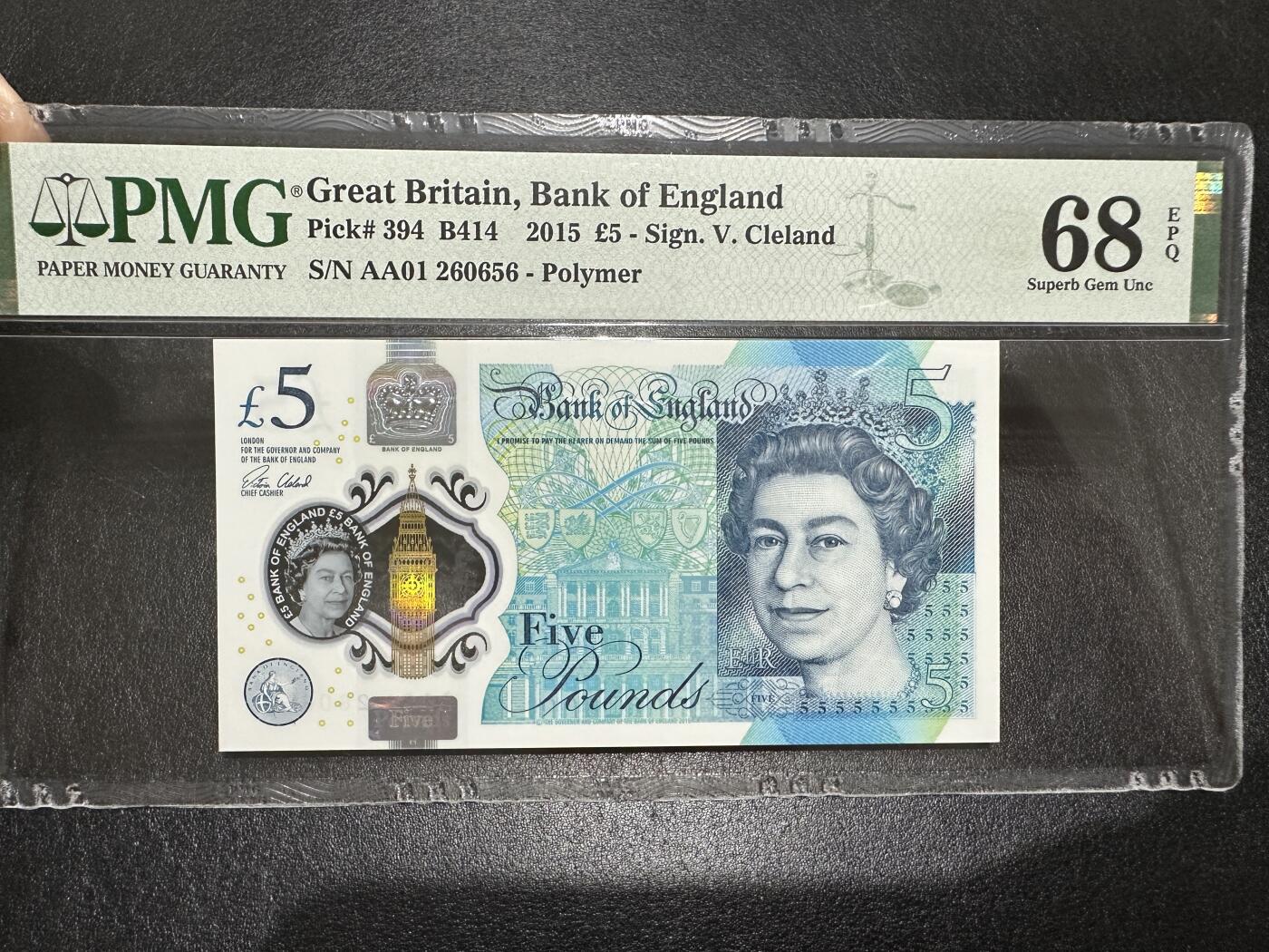 《外钞收藏家》第三百八十五期 2015年英国最新版D序列5镑 AA01冠 无47 PMG68