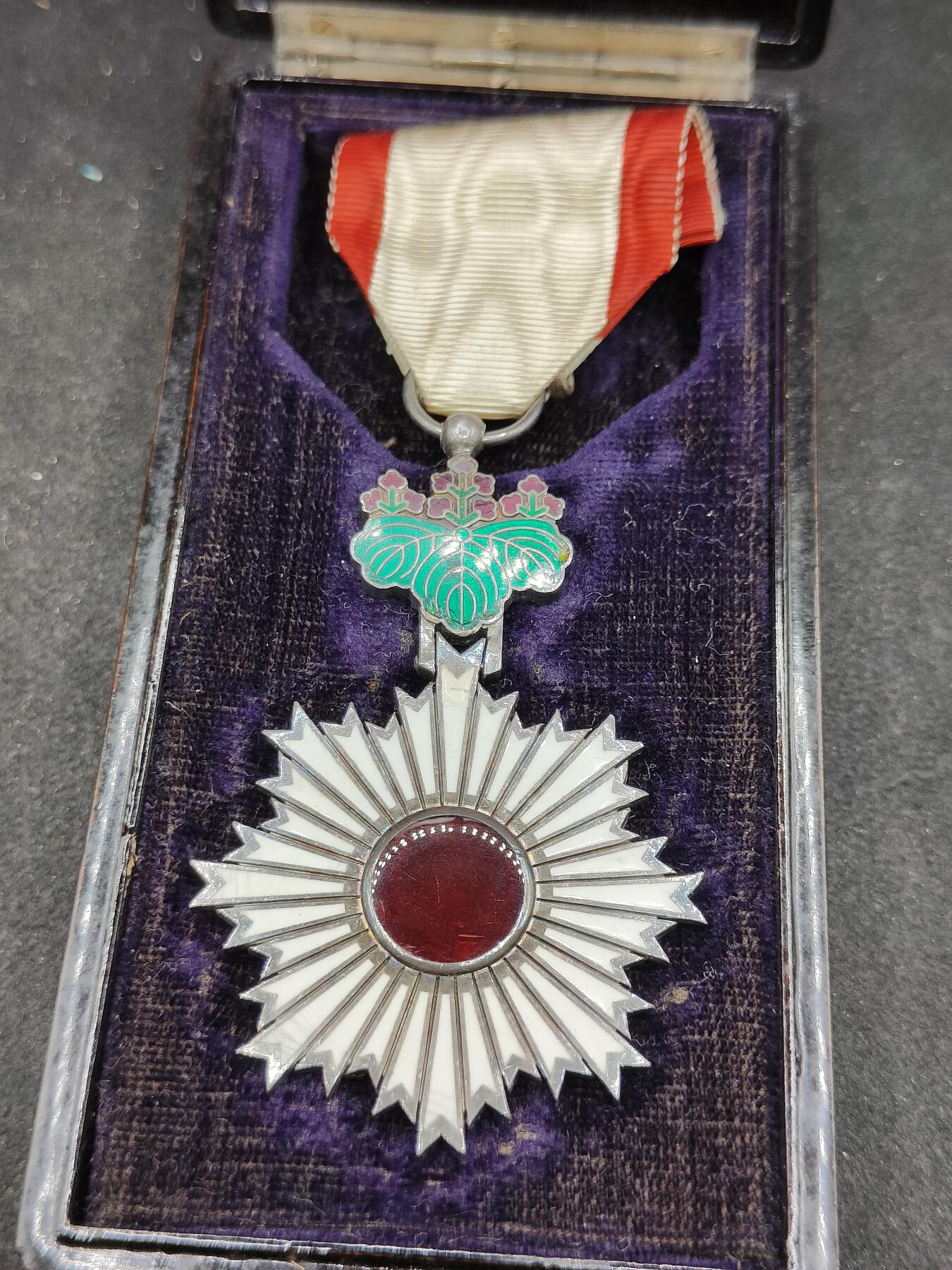 全场0元起拍 第170期 咸鱼国勋章拍卖专场 7月3日（周三）下午6：00开始 日本明治时期 六等旭日章银制带盒