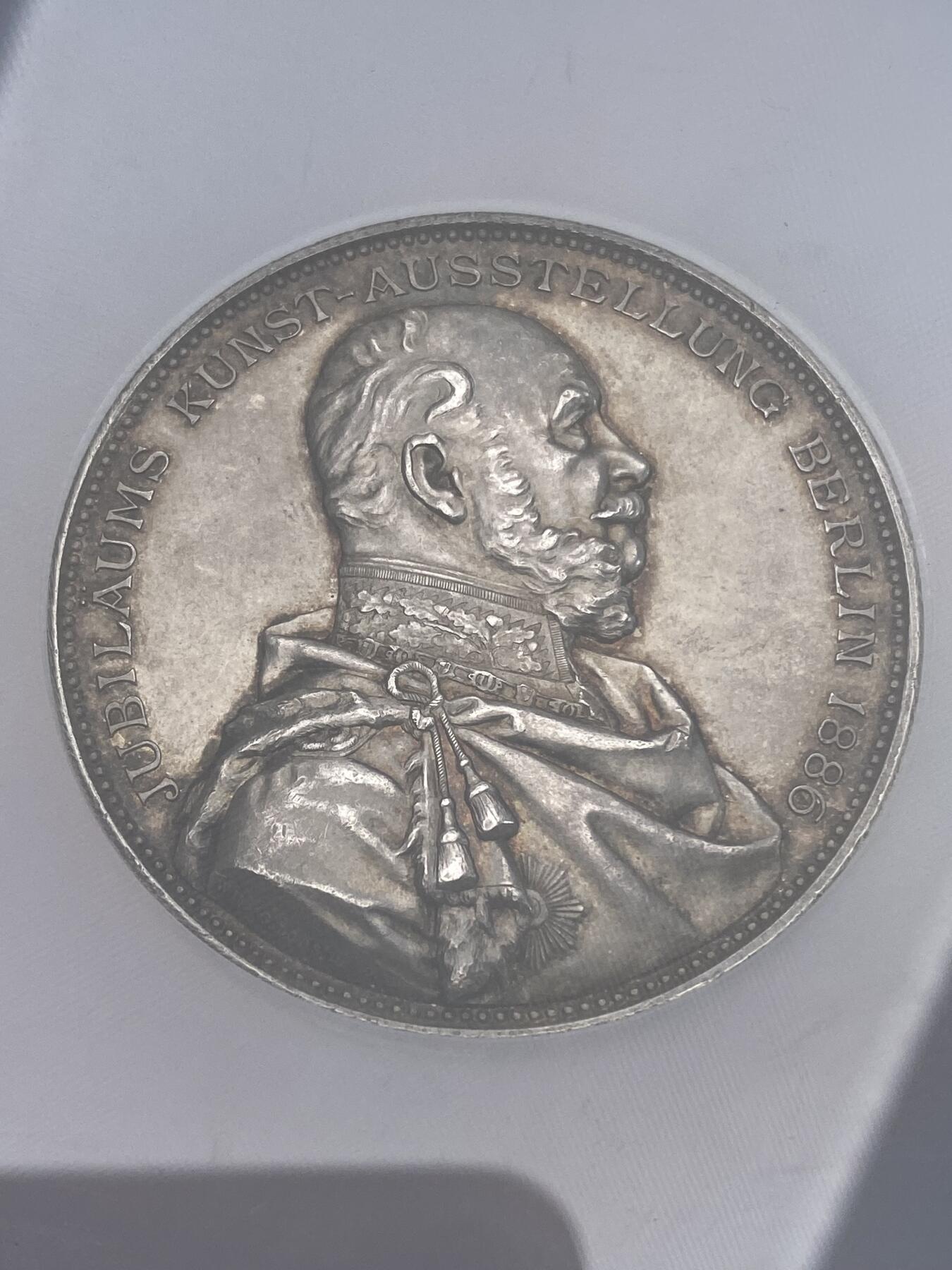 万国钱币拍卖第028期（花前月下●同享良章美币） NGC MS64 1886年德国威廉一世纪念柏林艺术展百年创展暨腓特烈大帝逝世百年纪念大银章 48MM 110G 非常厚重的高浮雕官铸大银章 普鲁士银章系列的名誉品种之一 G.LOOS名家倾力设计